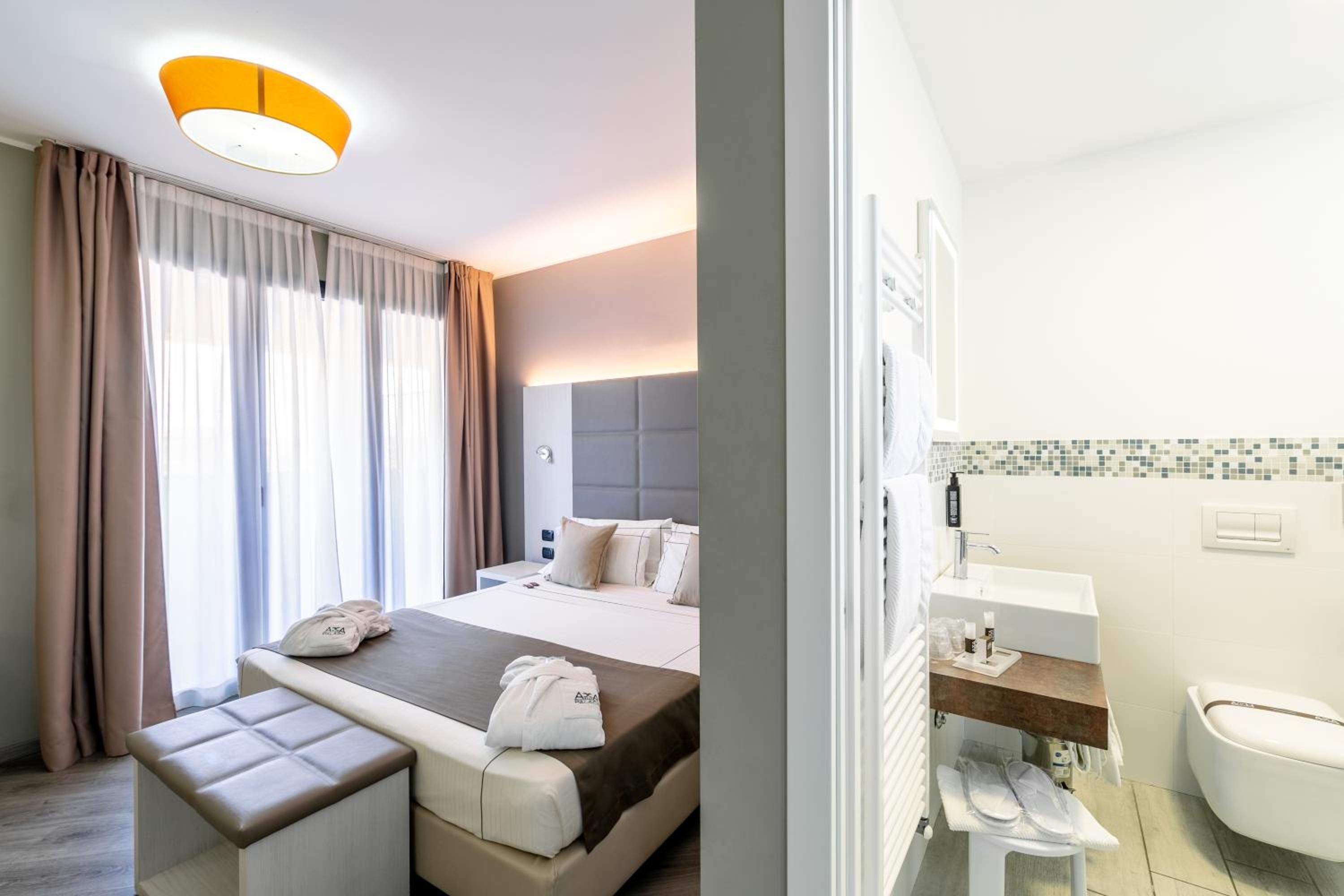 Superior Double or Twin Room thumbnail 6