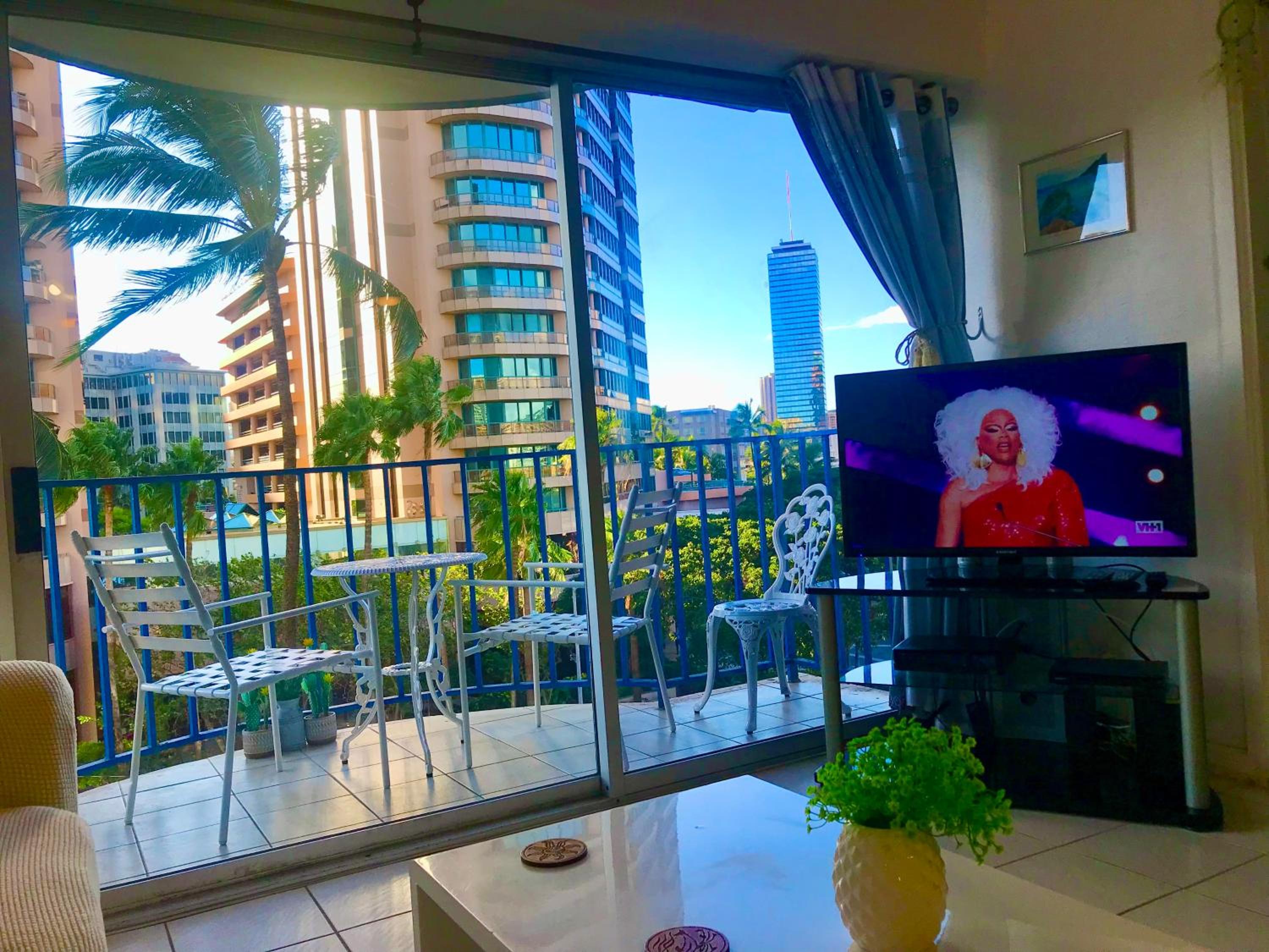 WAIKIKI 2 BEDROOMS, 1 BATH, FREE PARKING, SLEEP 6: Apartment with Pool View photo