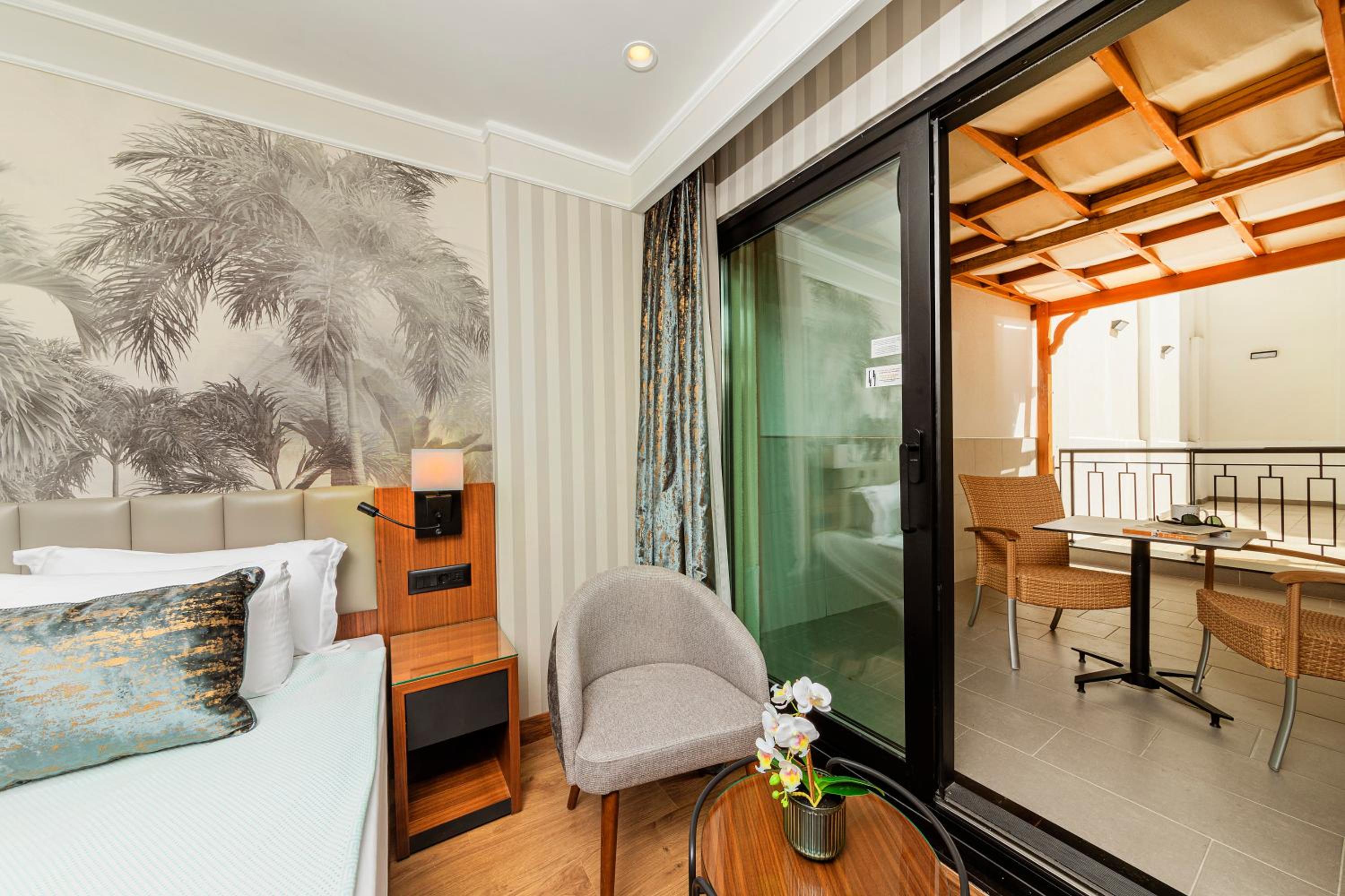 Basement Double Room With Balcony photo 2