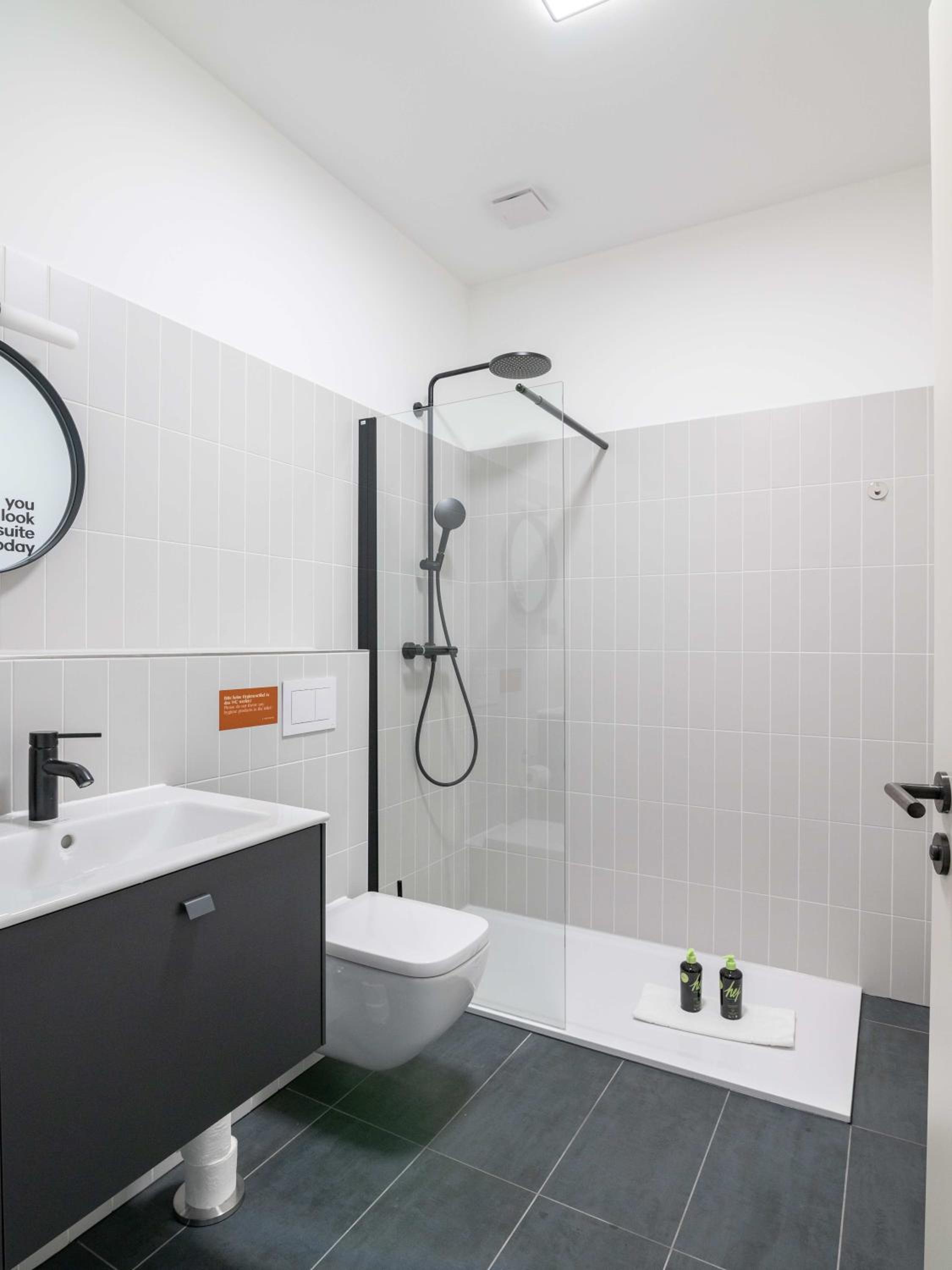 One-Bedroom Suite - Photo 6