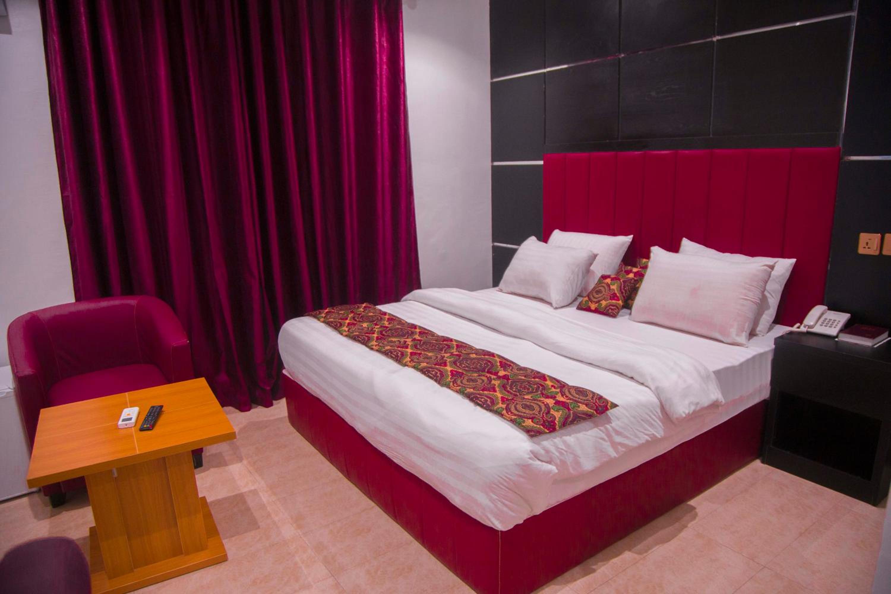 Deluxe Double or Twin Room with Pool View photo 3