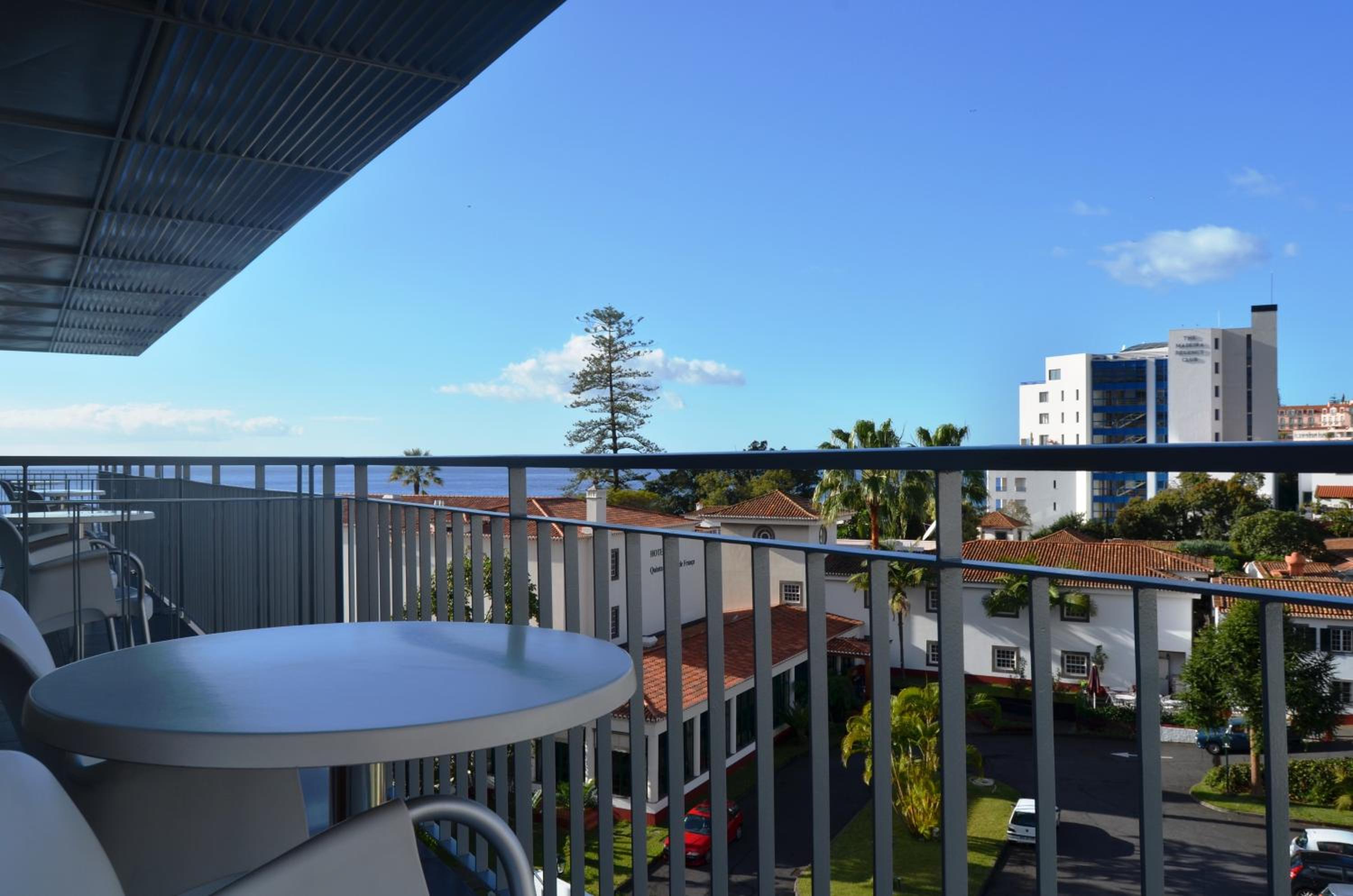Double or Twin Room with Side Sea View - Photo 14