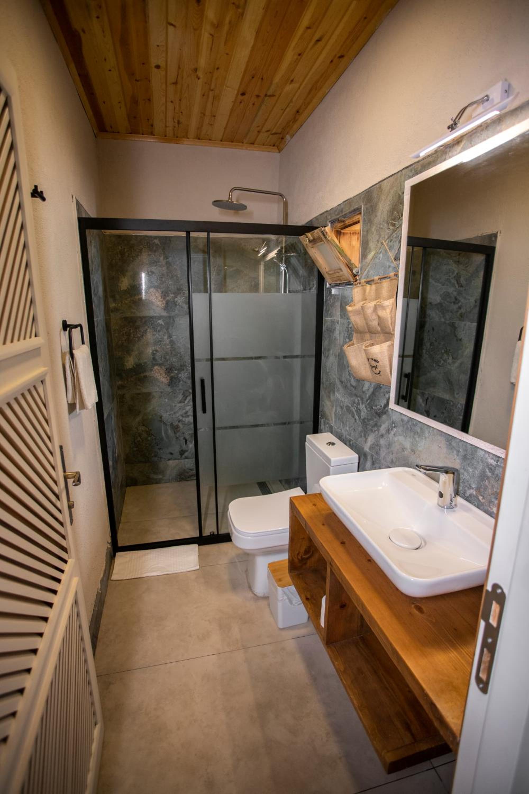 Suite with Hot Tub - Photo 2