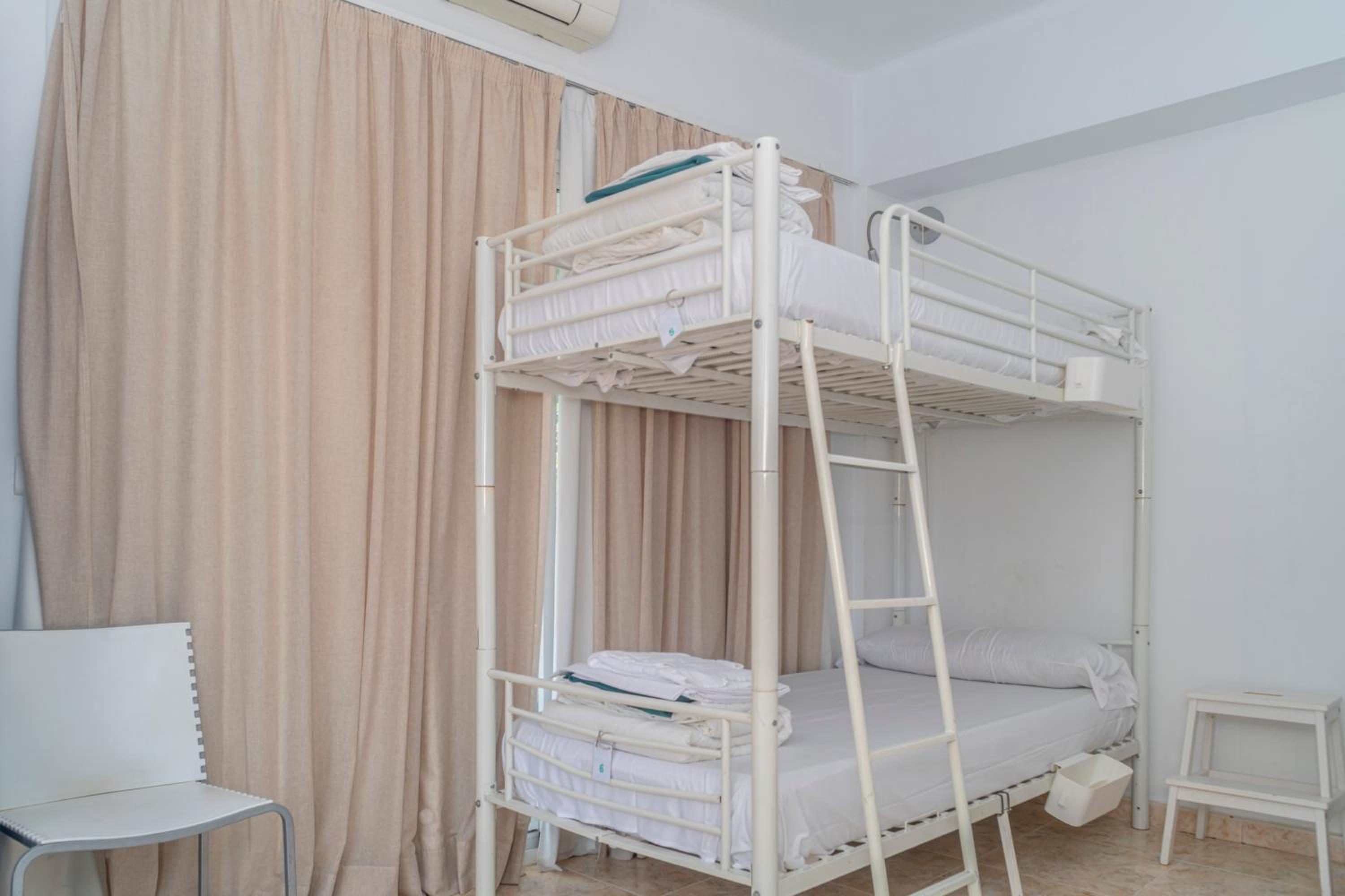 Cama en habitación compartida femenina de 6 camas (solo adultos)