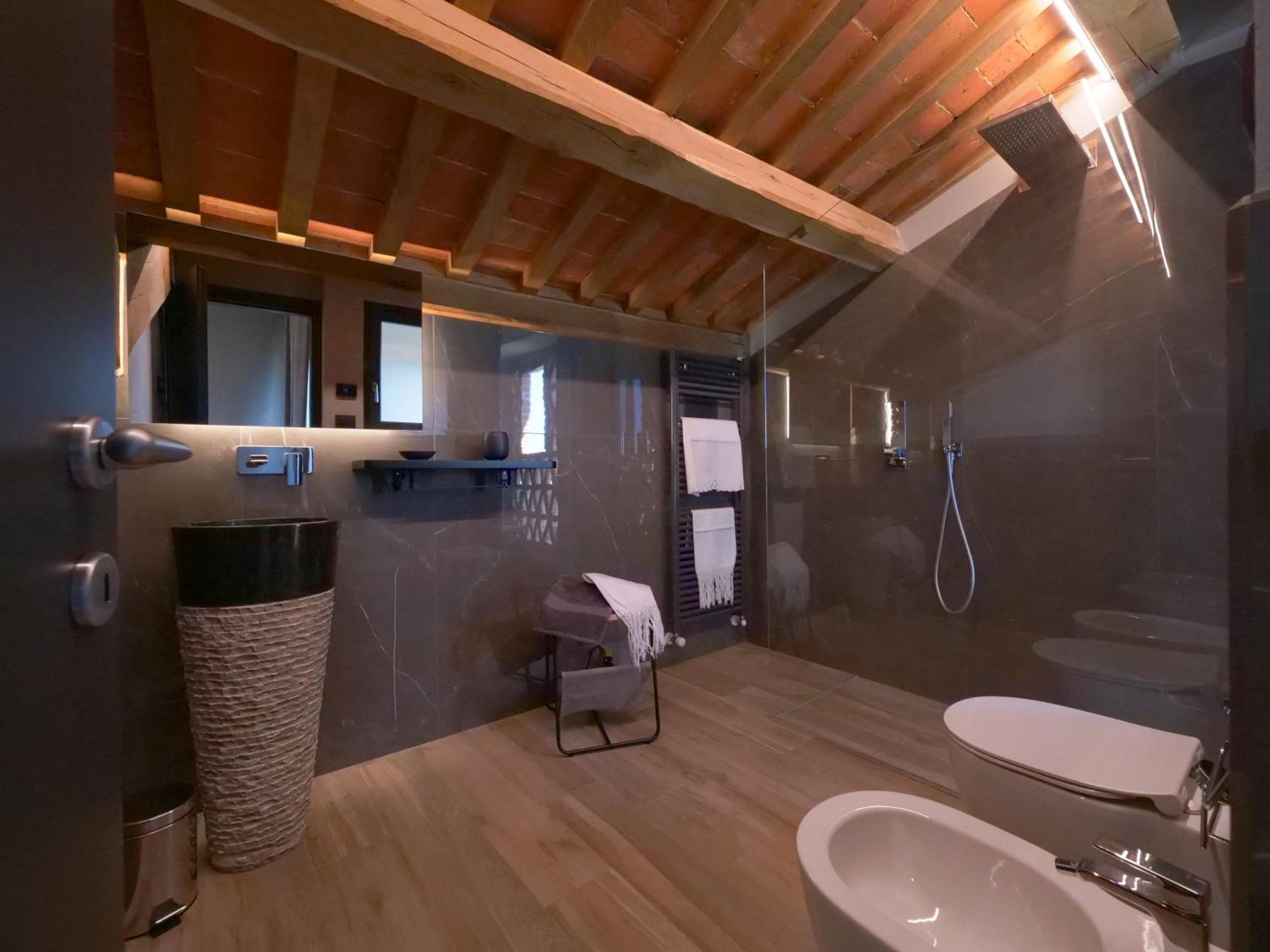 Deluxe King Suite photo 2