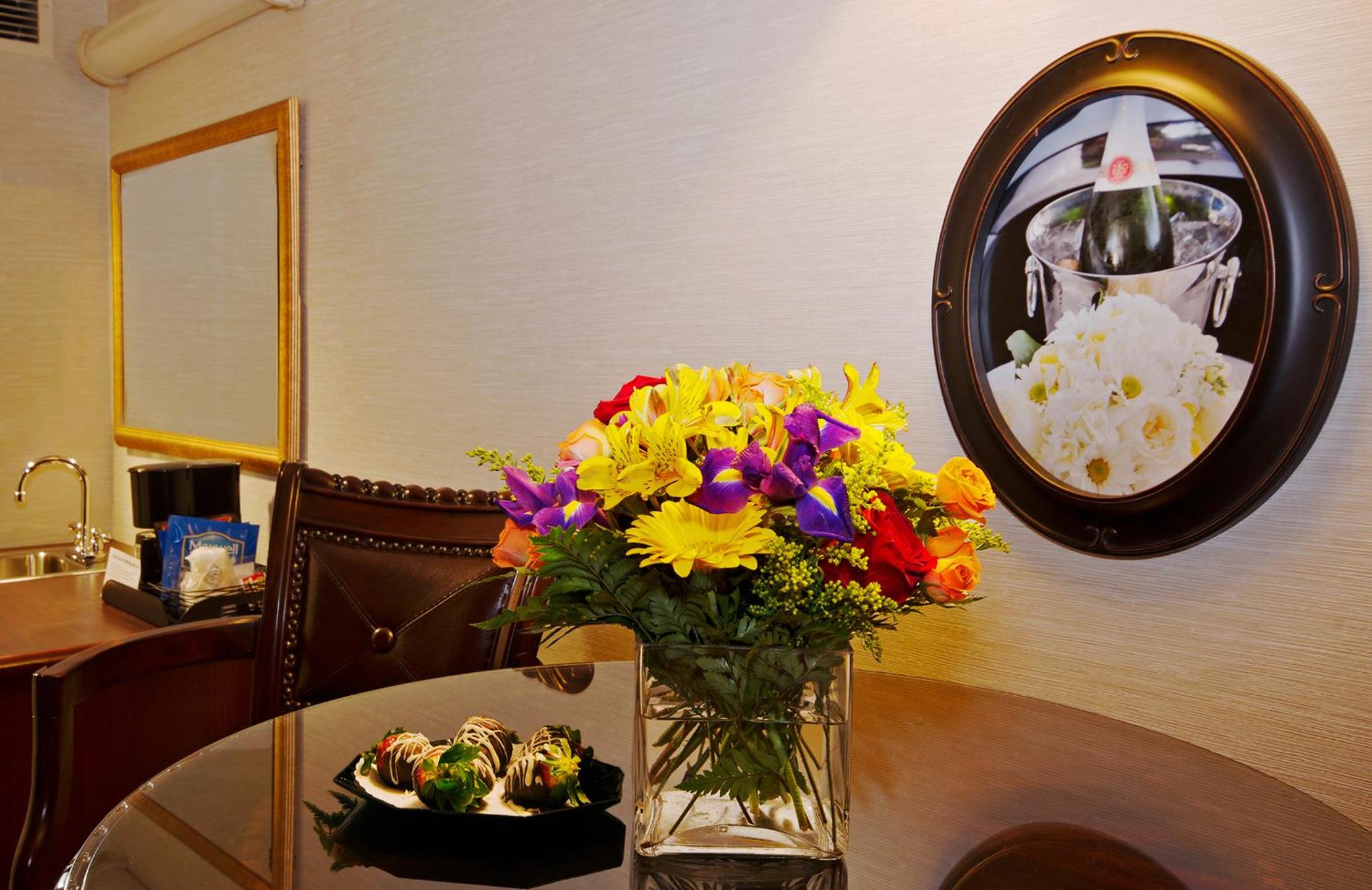Queen Suite - Photo 3