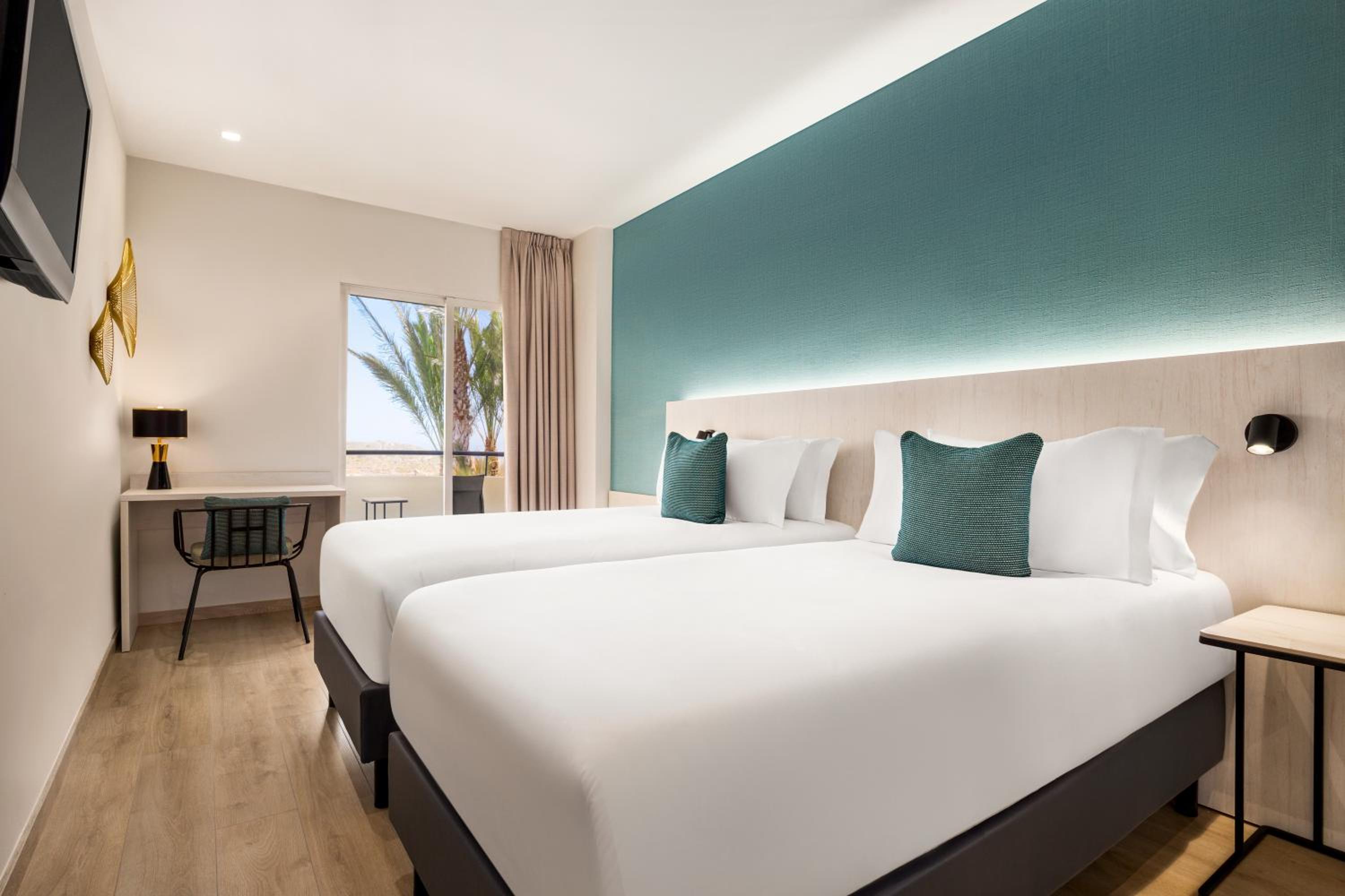 Single Beds, Deluxe Room, Sea View - Photo 1