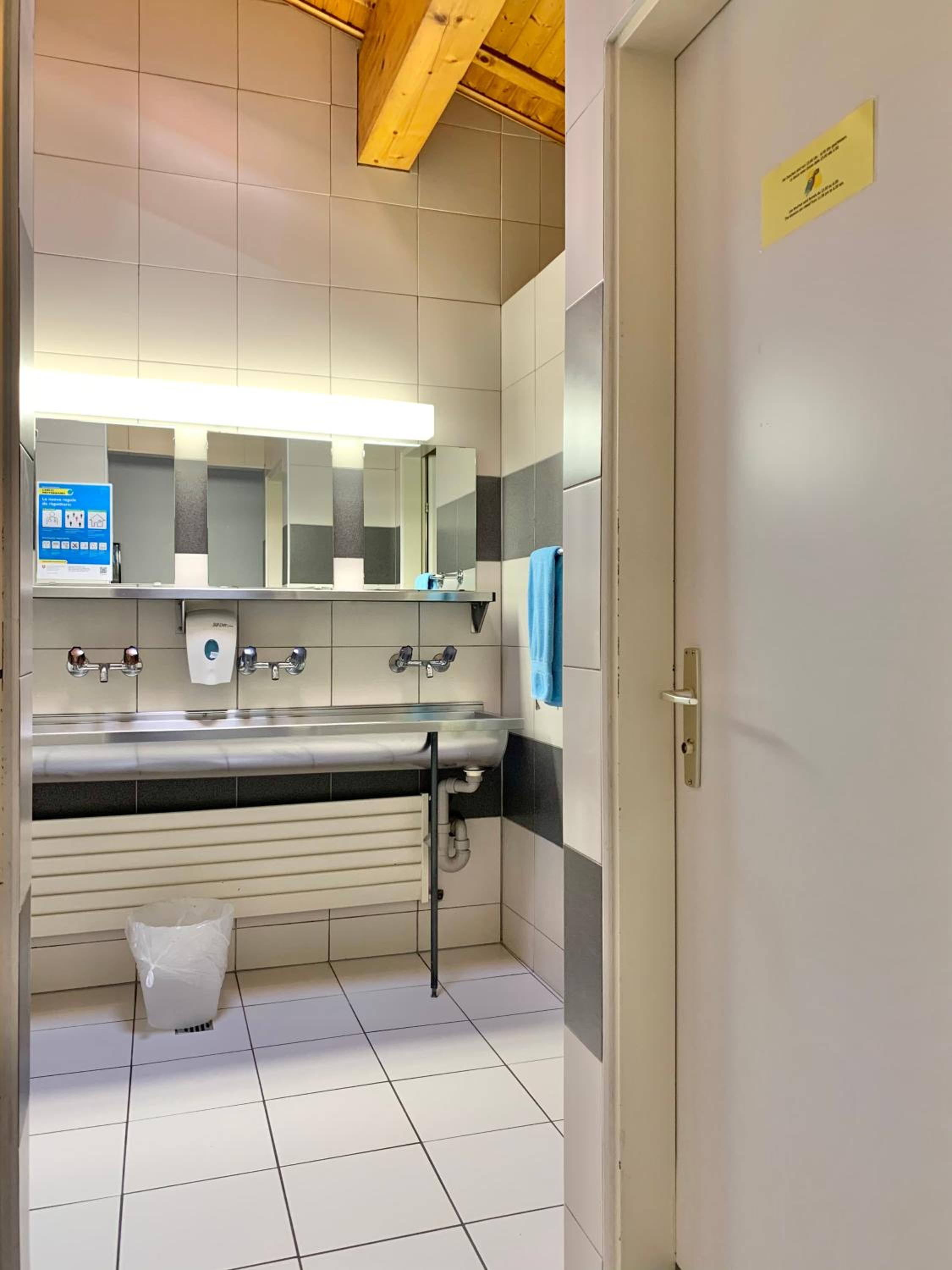 Private Dormitory Room with Shared Bathroom (6 Adults) photo 3