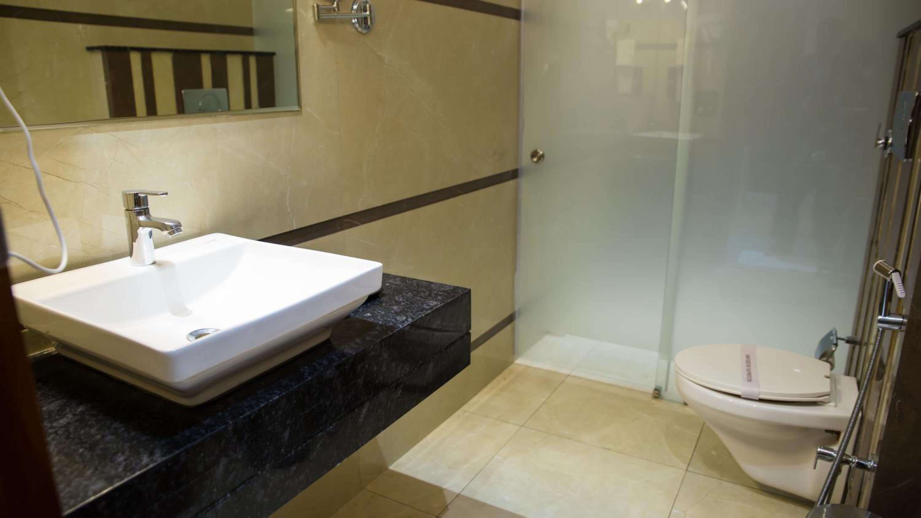 Suite - Photo 23