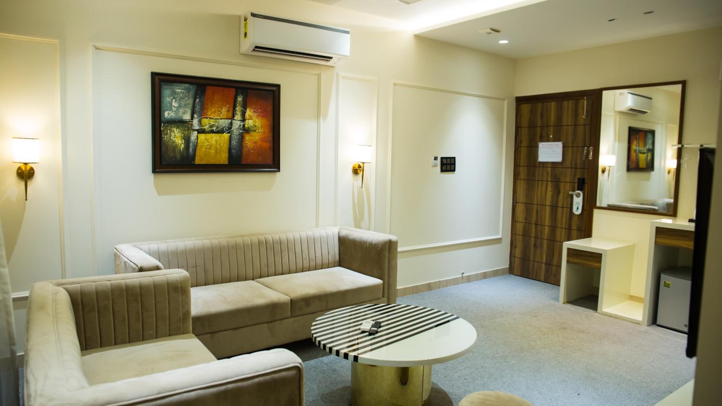 Suite - Photo 25