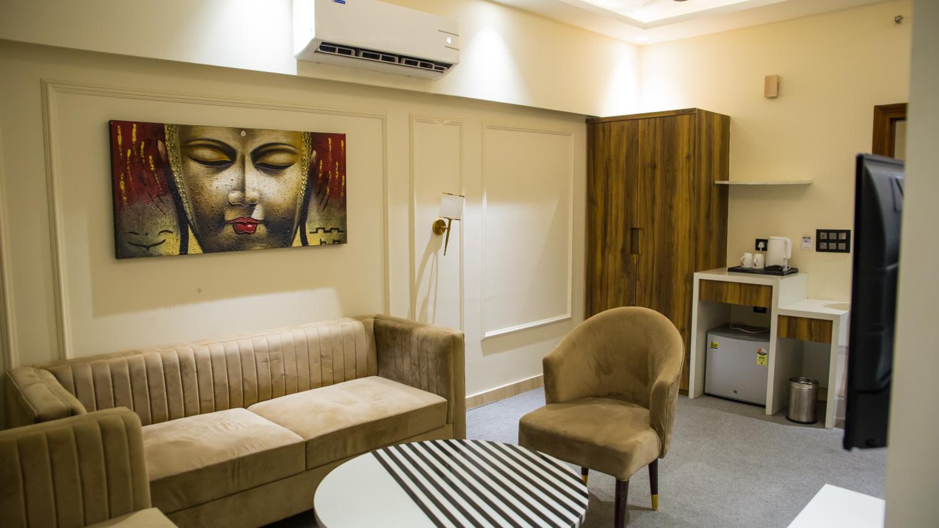 Suite - Photo 3
