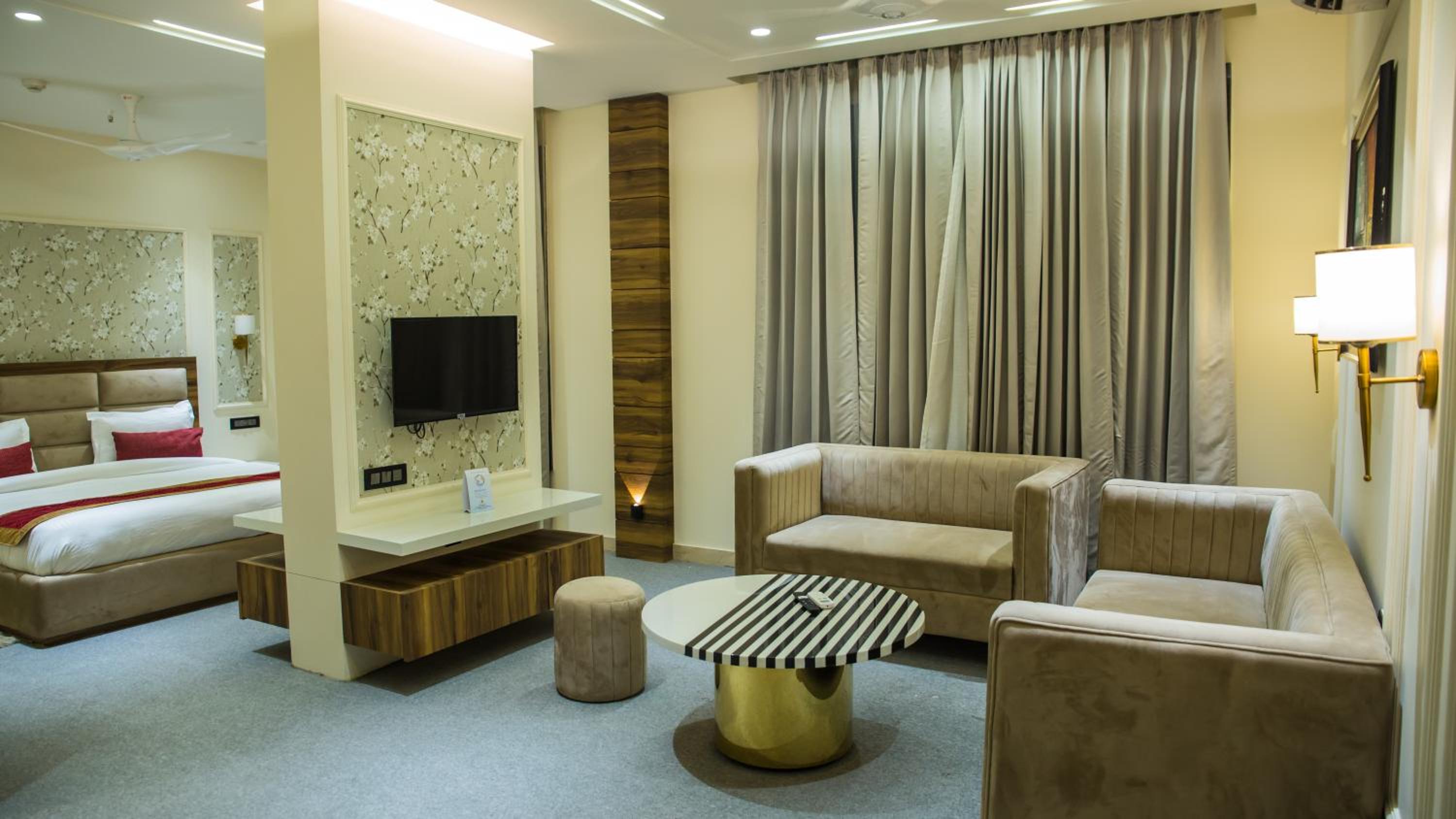 Suite - Photo 20