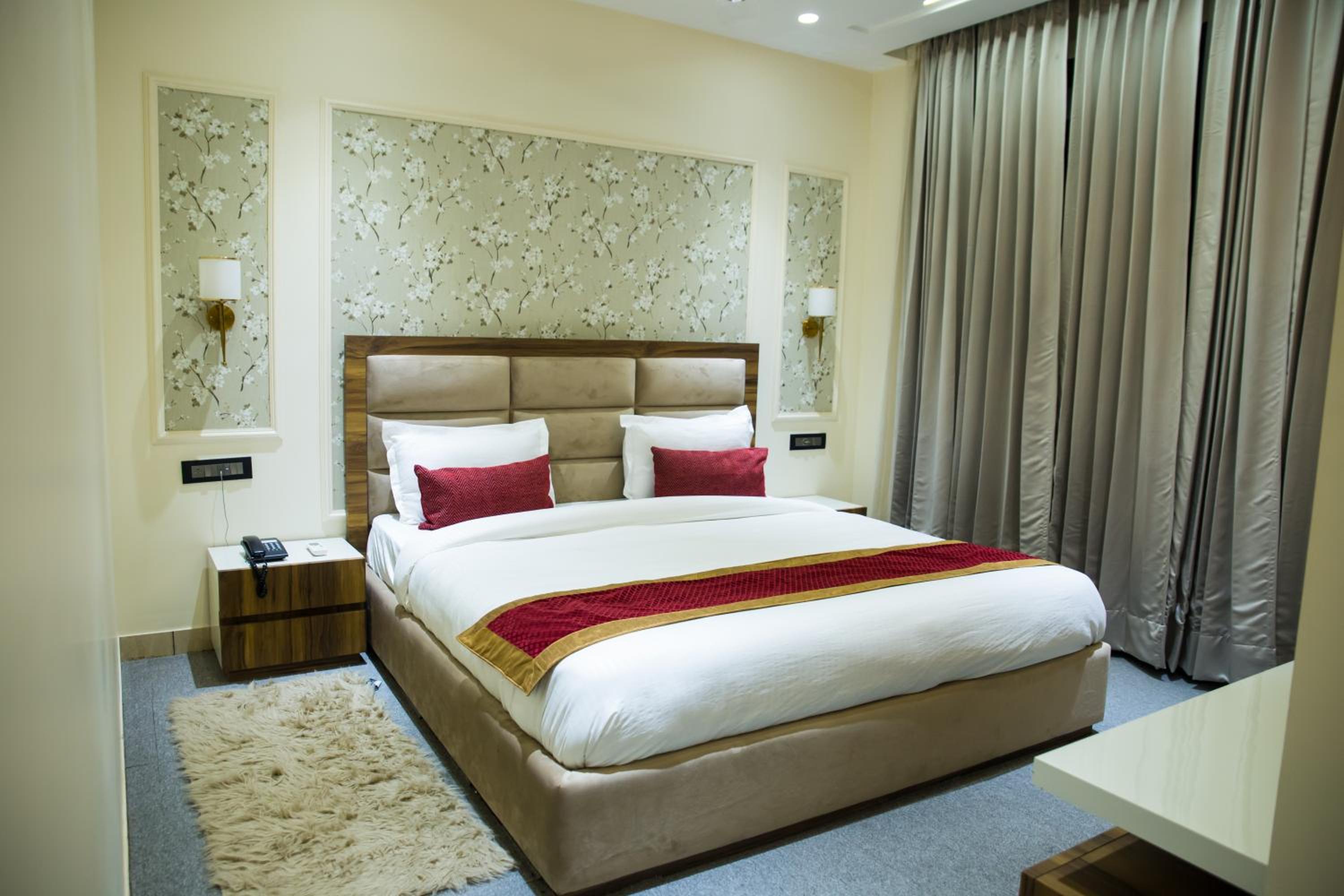 Suite - Photo 15