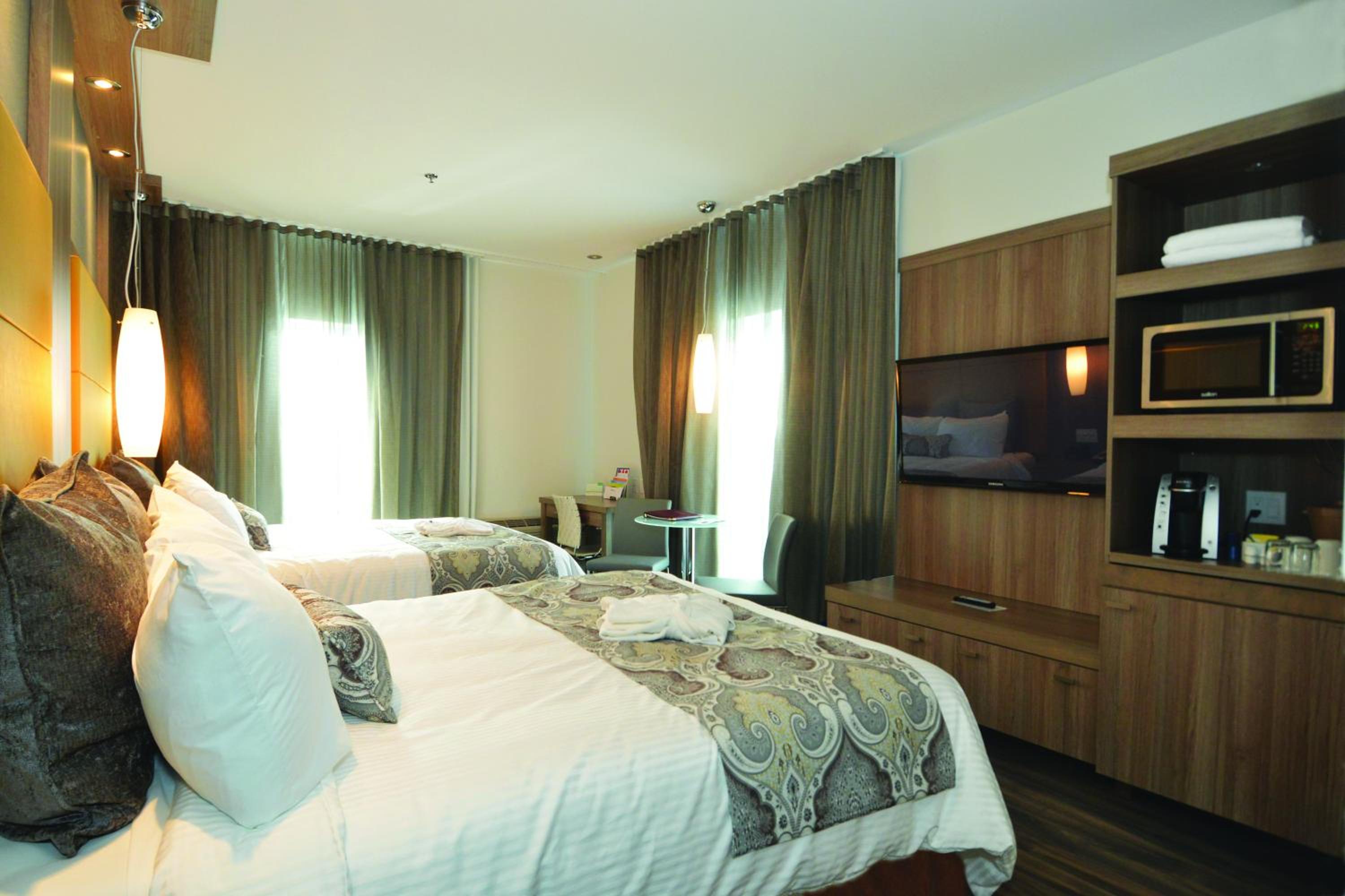 Superior Queen Room with Two Queen Beds - Photo 2