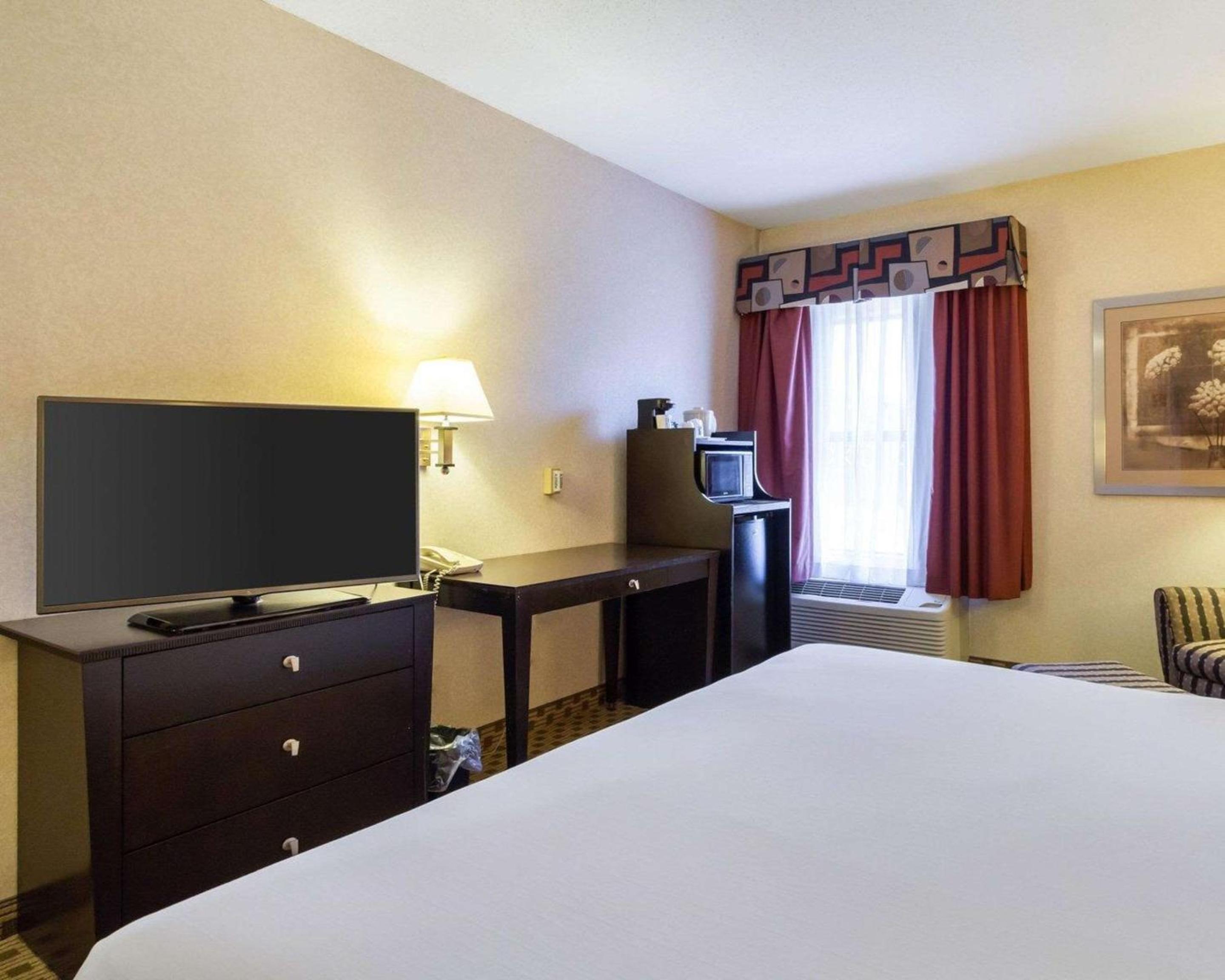 Quality Inn & Suites Oakwood Village - Cleveland South, Photo 3
