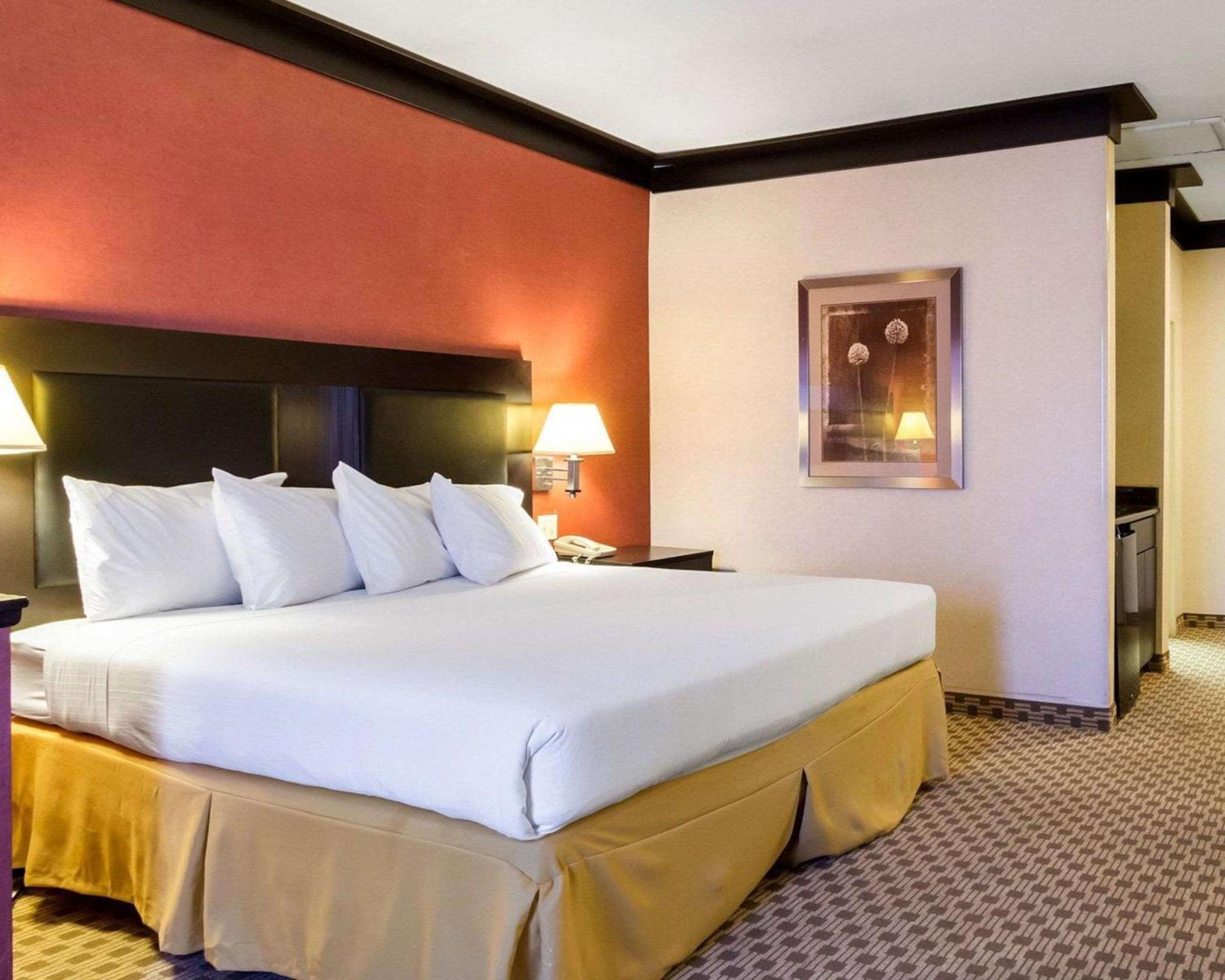King Suite with Whirlpool - Non-Smoking