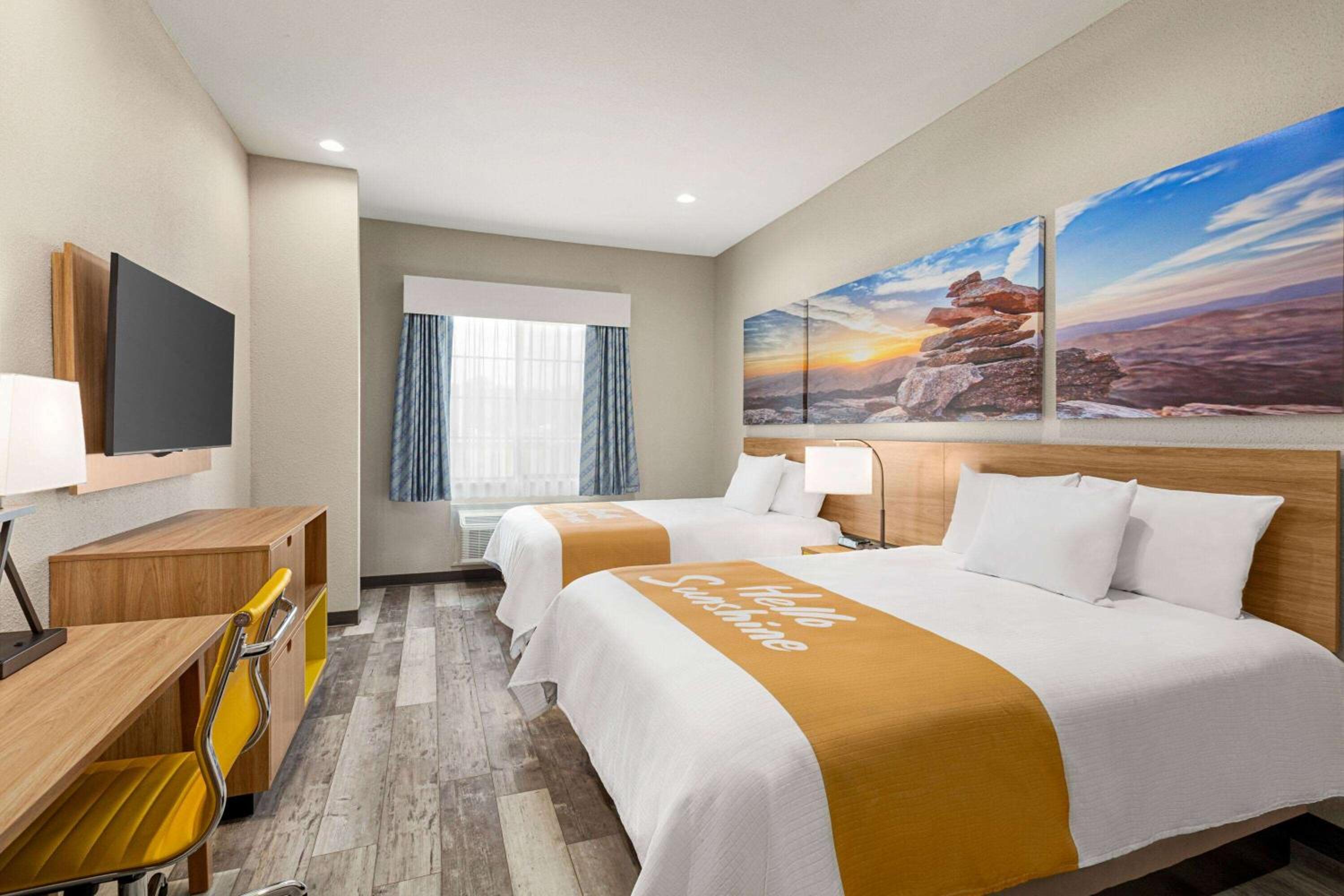 Queen Room with Two Queen Beds - Non-Smoking - Photo 2
