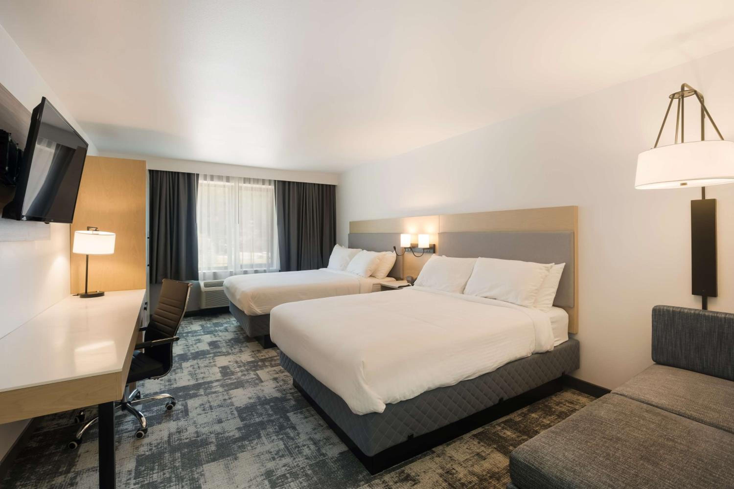 Queen Room with Two Queen Beds - Photo 2