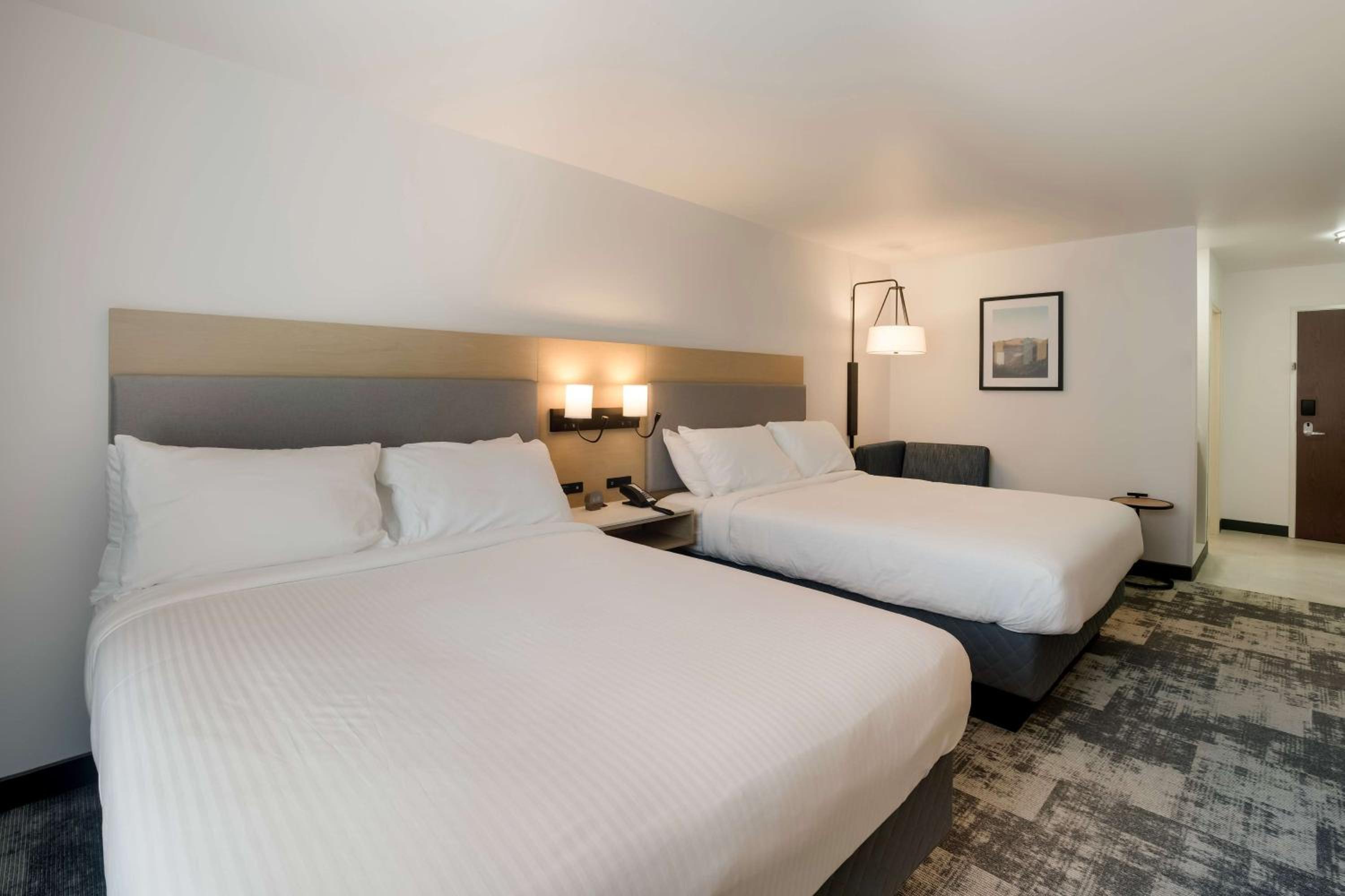 Queen Room with Two Queen Beds - Photo 3