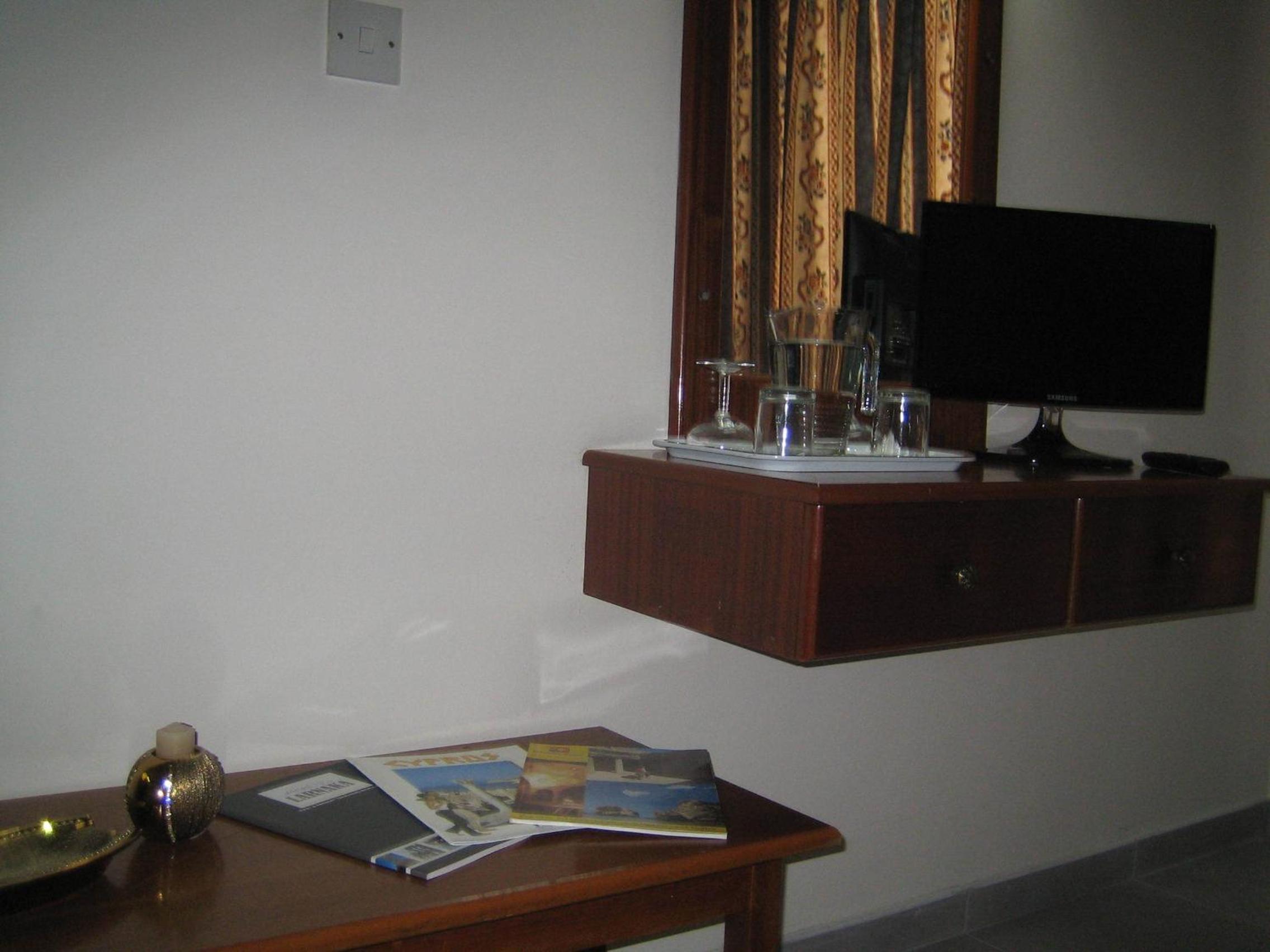 Standard Double or Twin Room - Photo 11