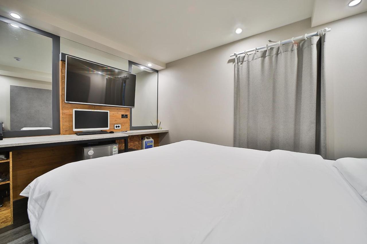 Economy Double Room - Photo 17