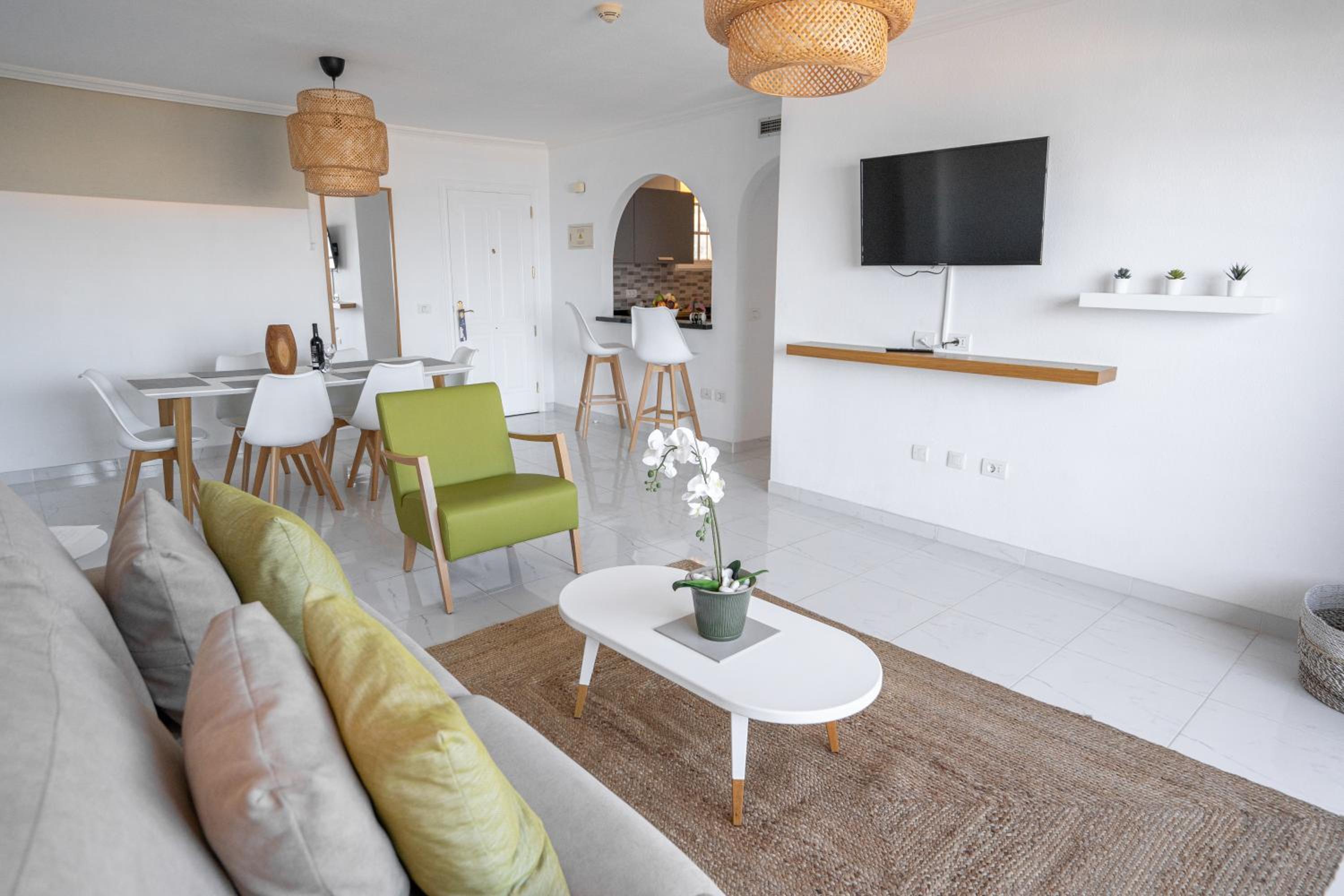 Suíte de luxo com três quartos com vista para o mar e terraço.