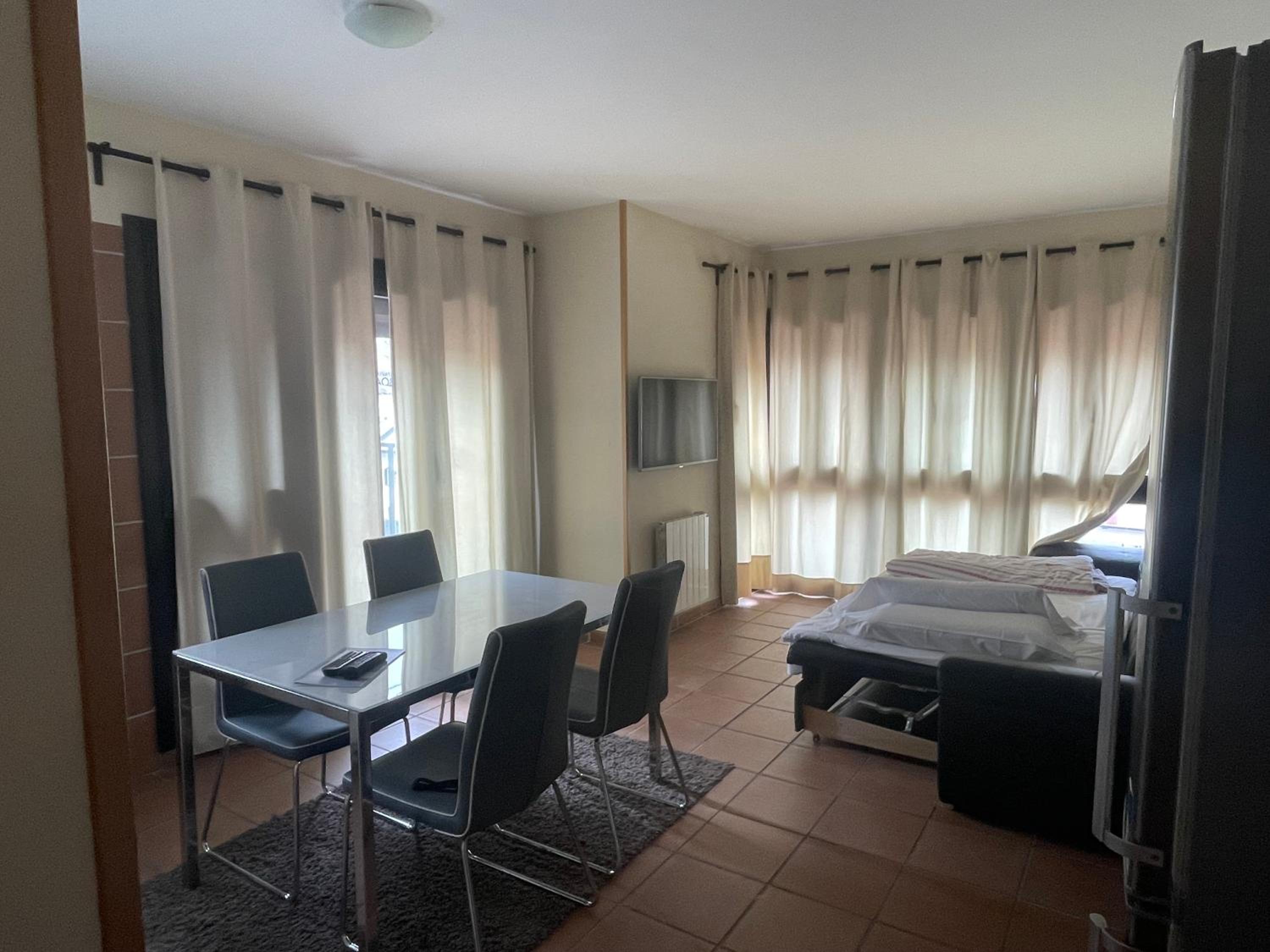 Apartamento de Dos Habitaciones con Terraza y Vistas Completas