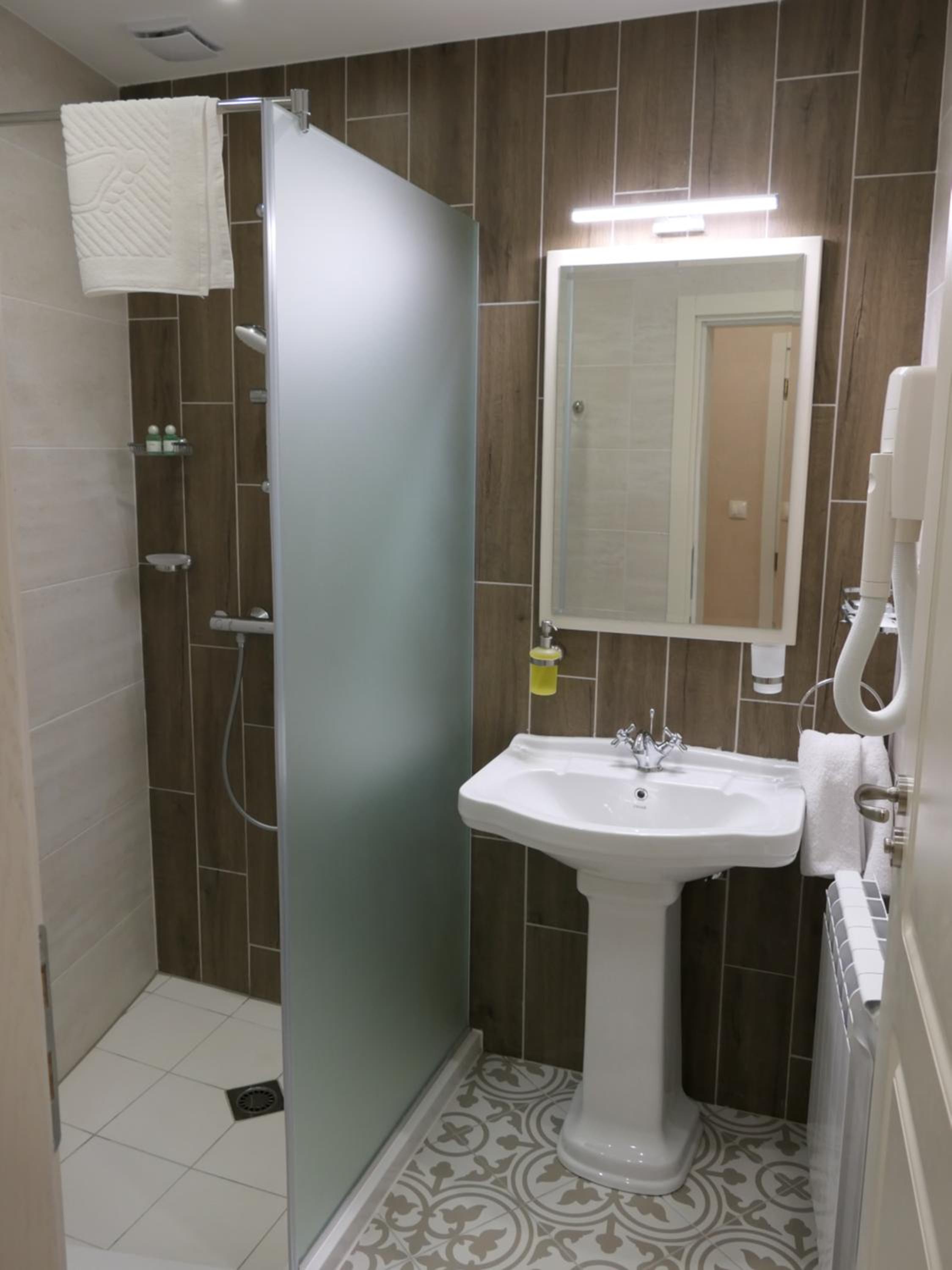 Small Double Room - Photo 9