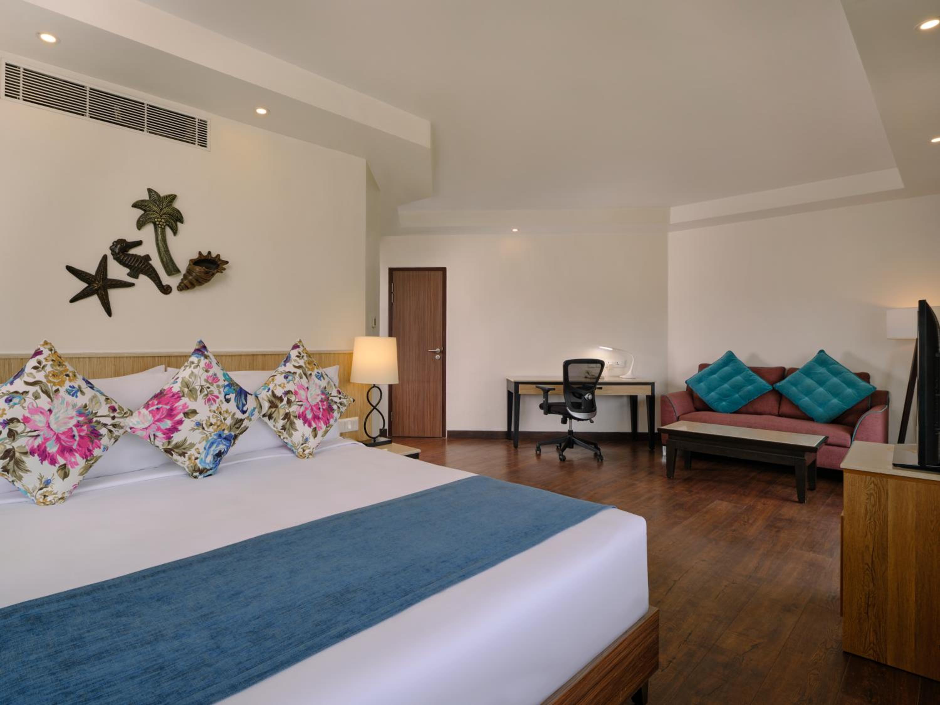 Premium King Room with Ocean View - Smoking - Photo 1