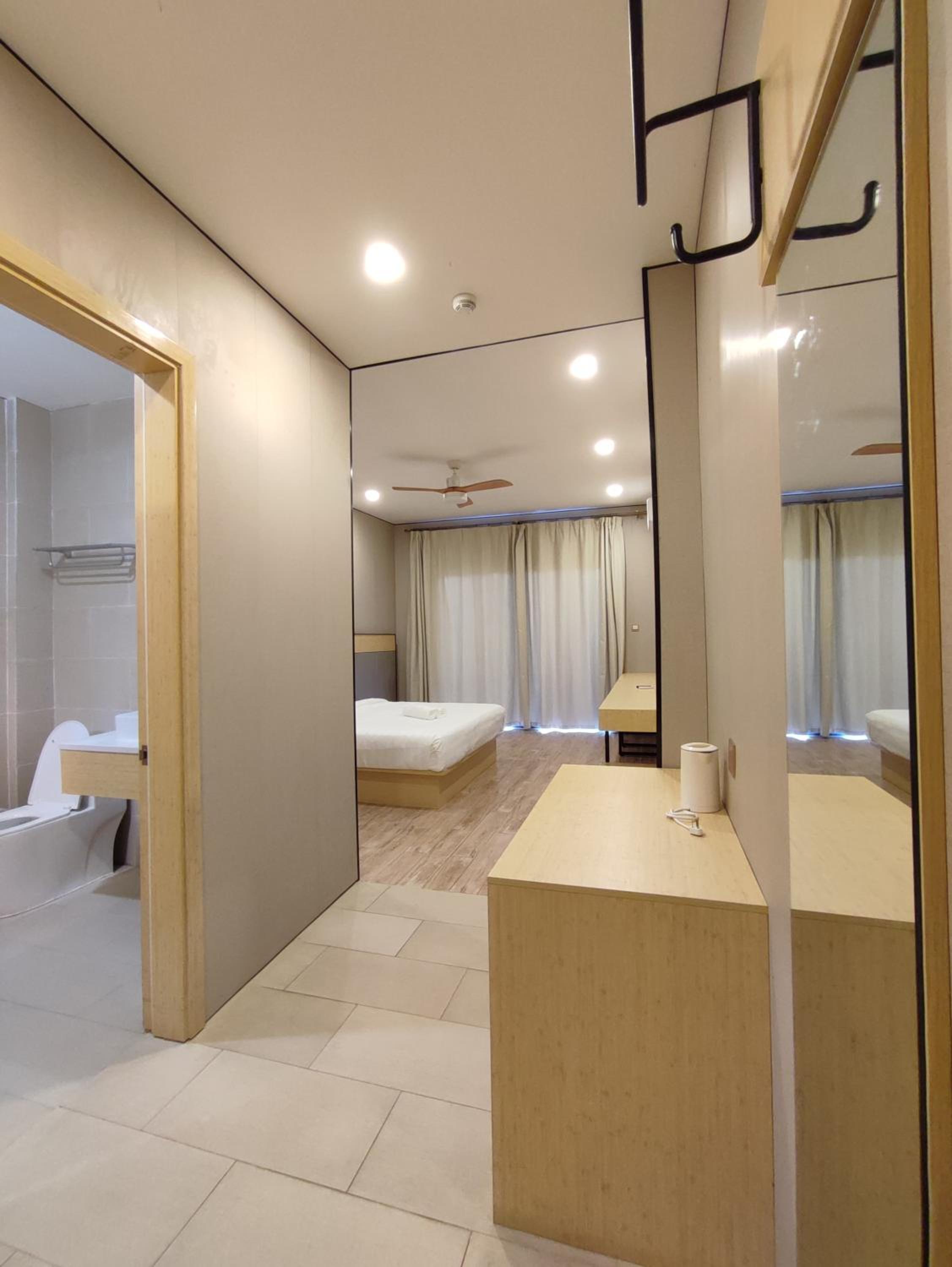Deluxe King Room - Photo 9