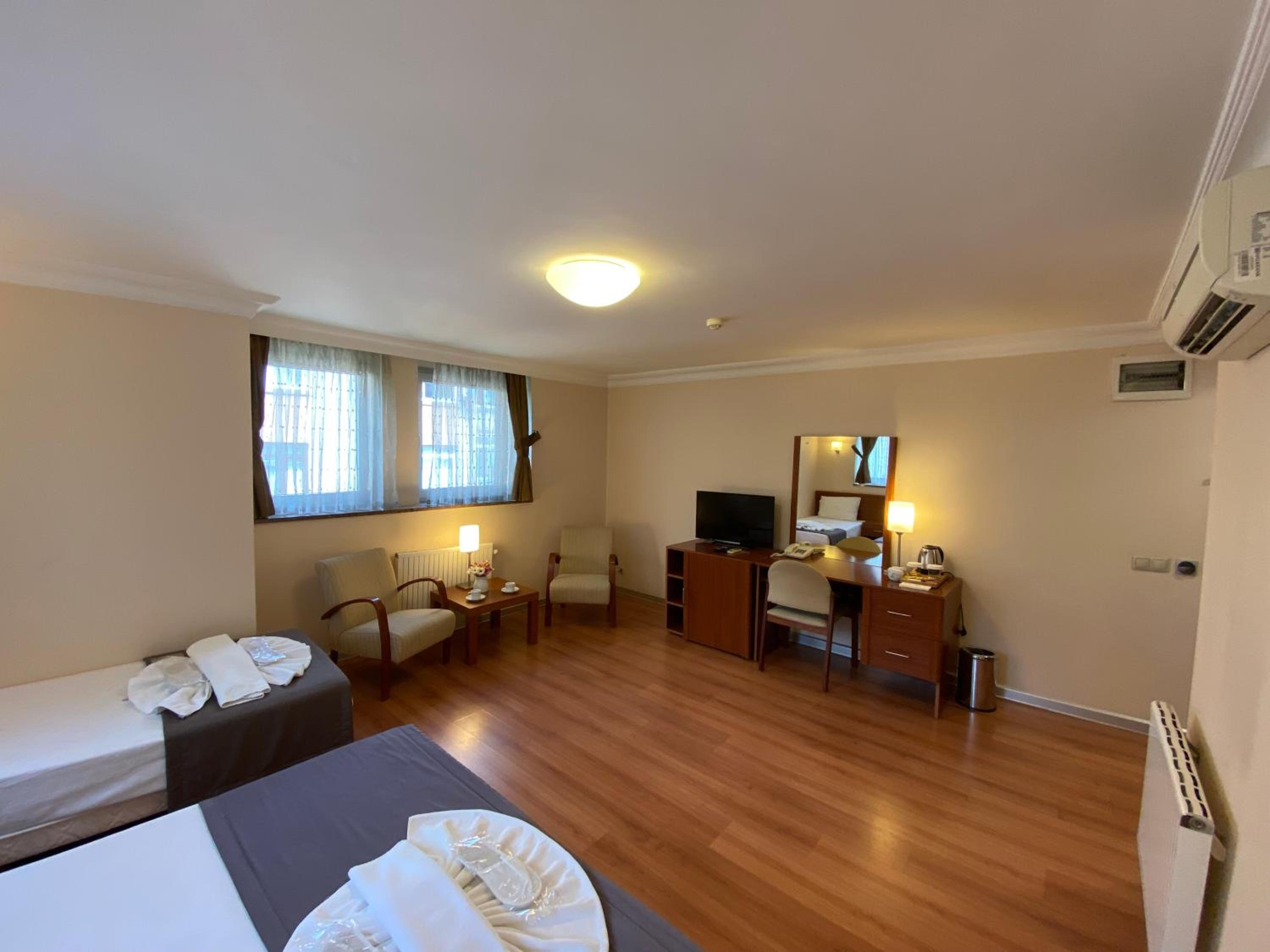Standard King Room photo 3