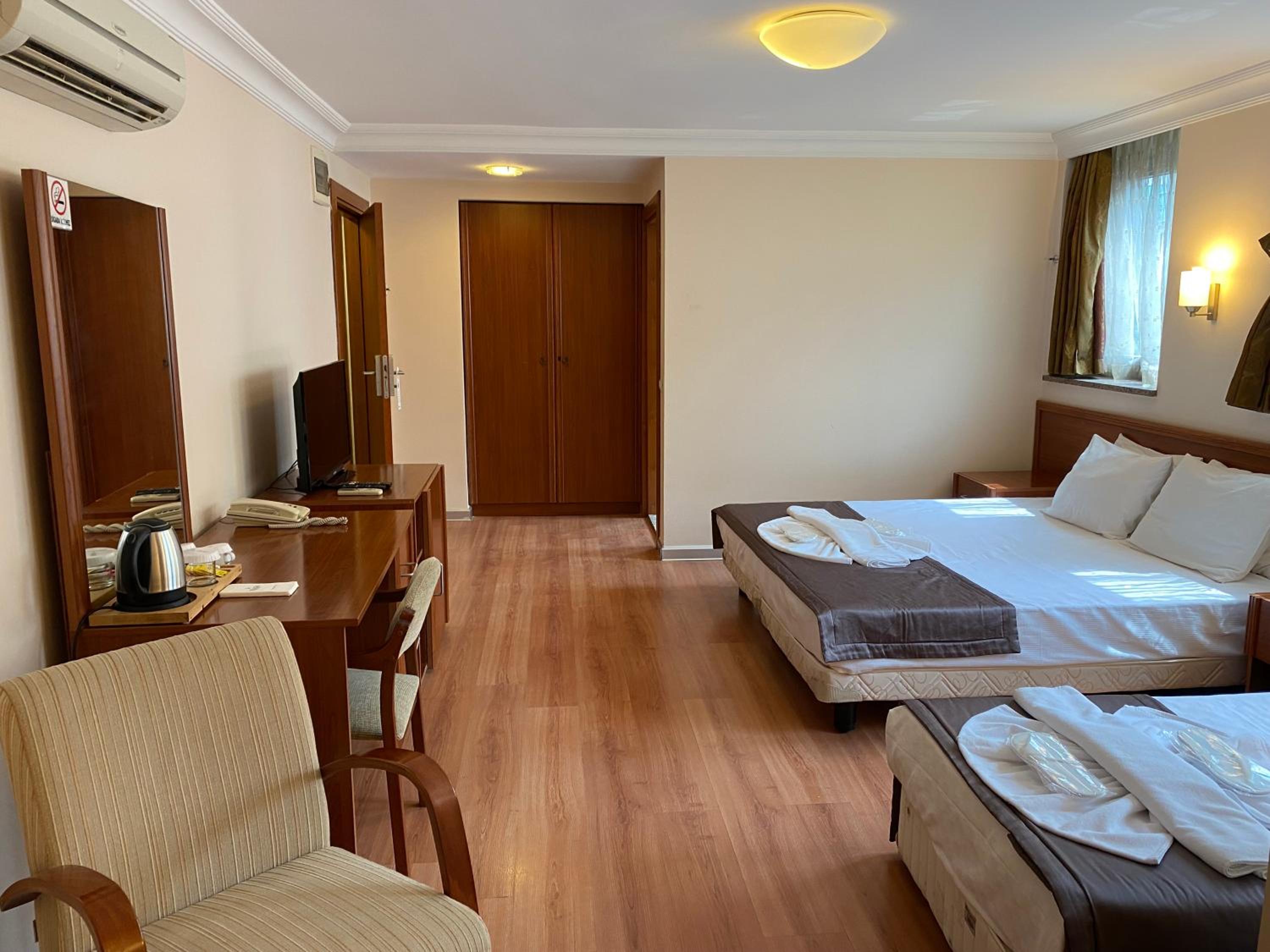 Standard King Room photo 2