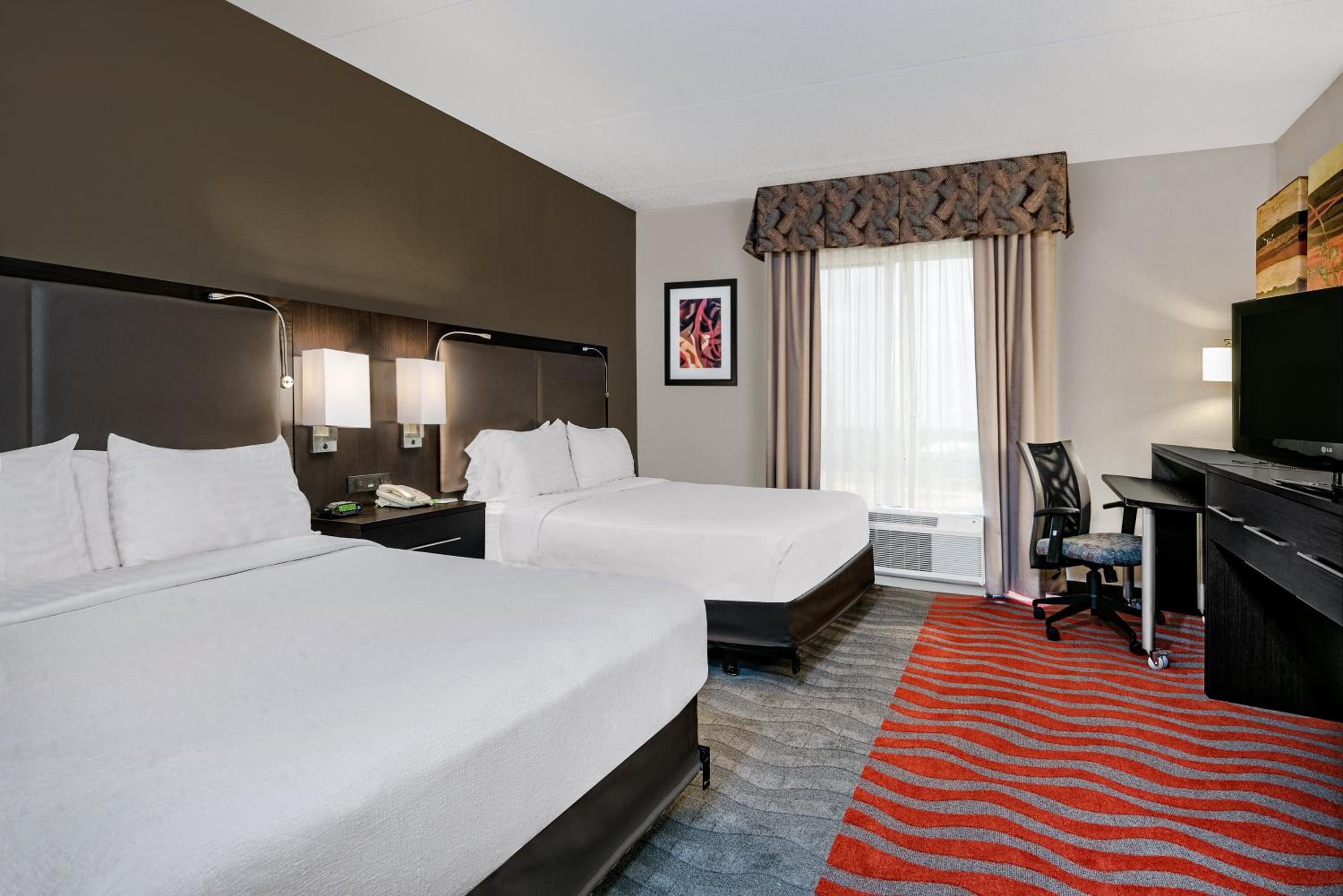 Standard Room with Two Queen Beds - Photo 4