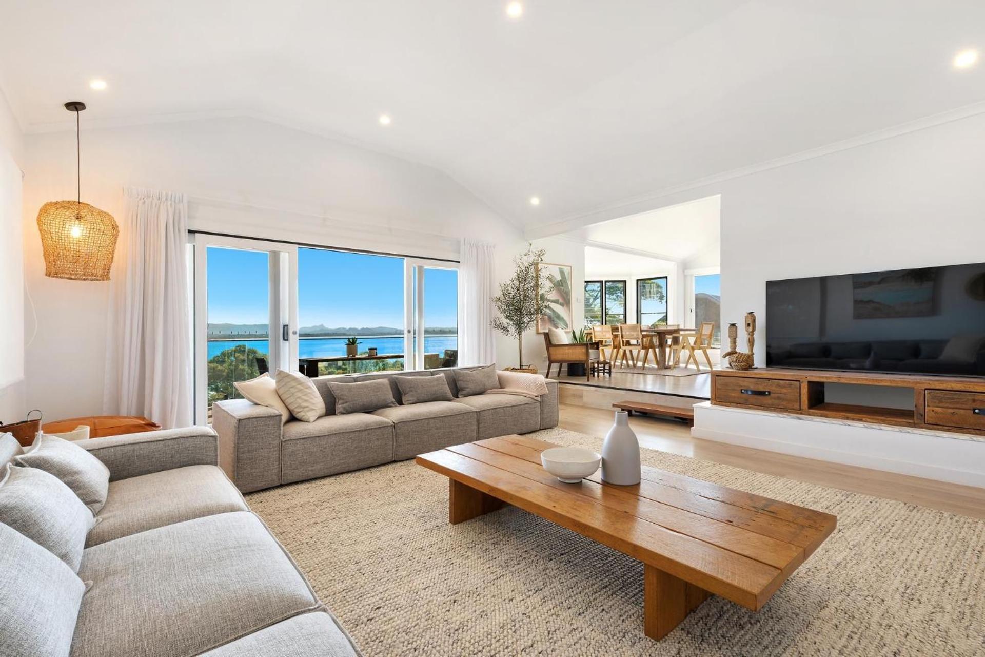 Five-Bedroom House photo 1