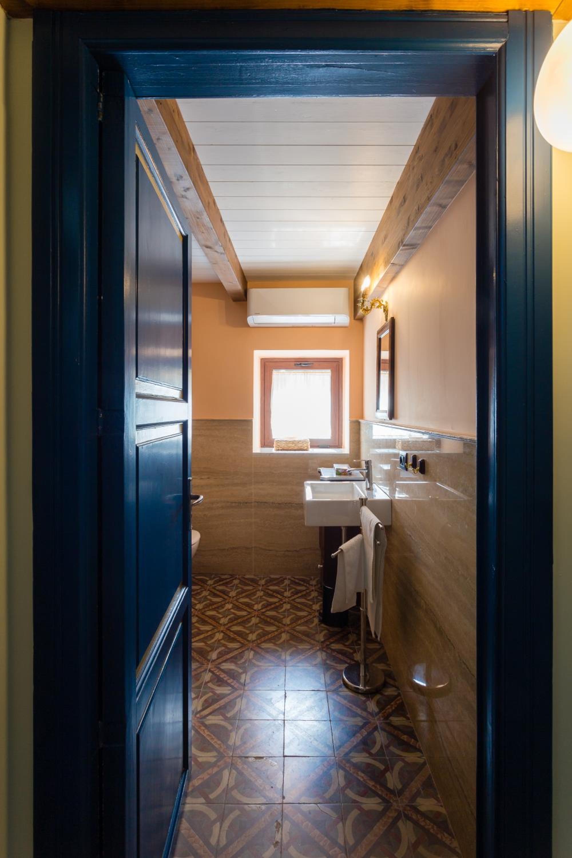Double Room - Photo 7