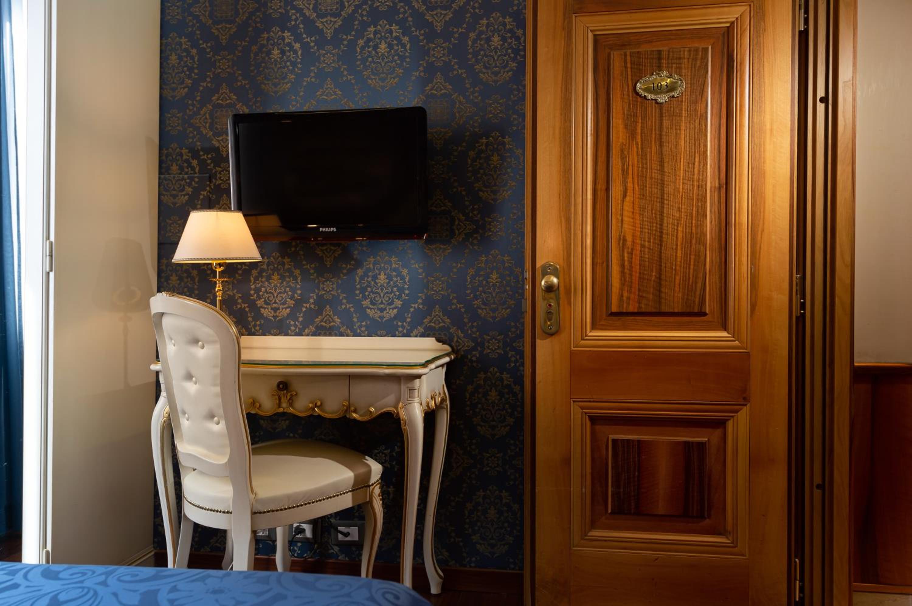 Double or Twin Room thumbnail 5