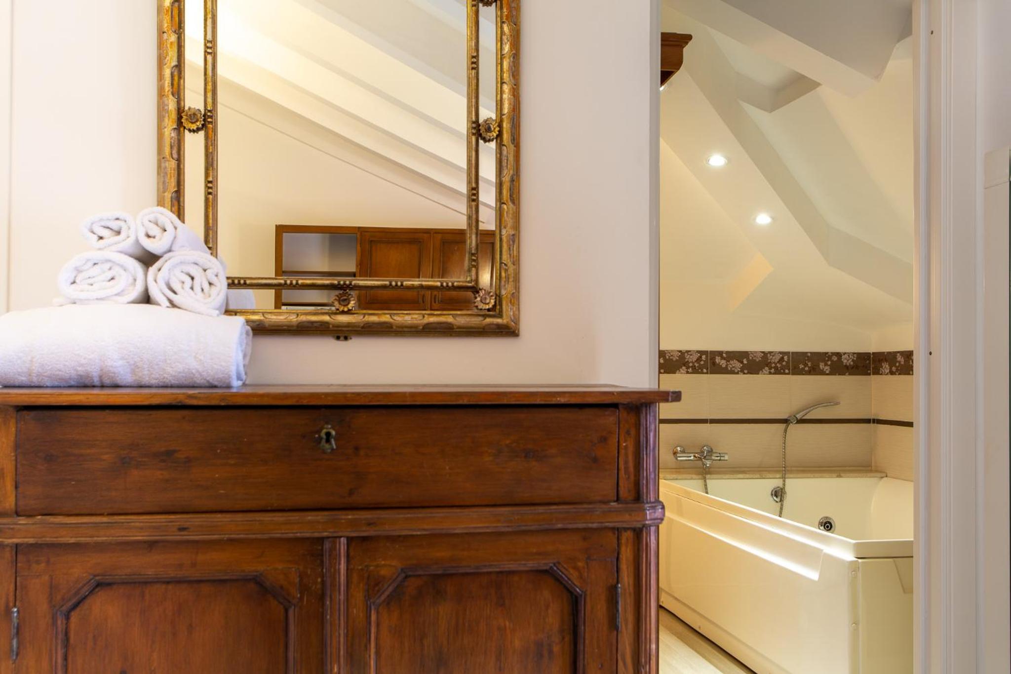 Suite with Spa Bath - Photo 10