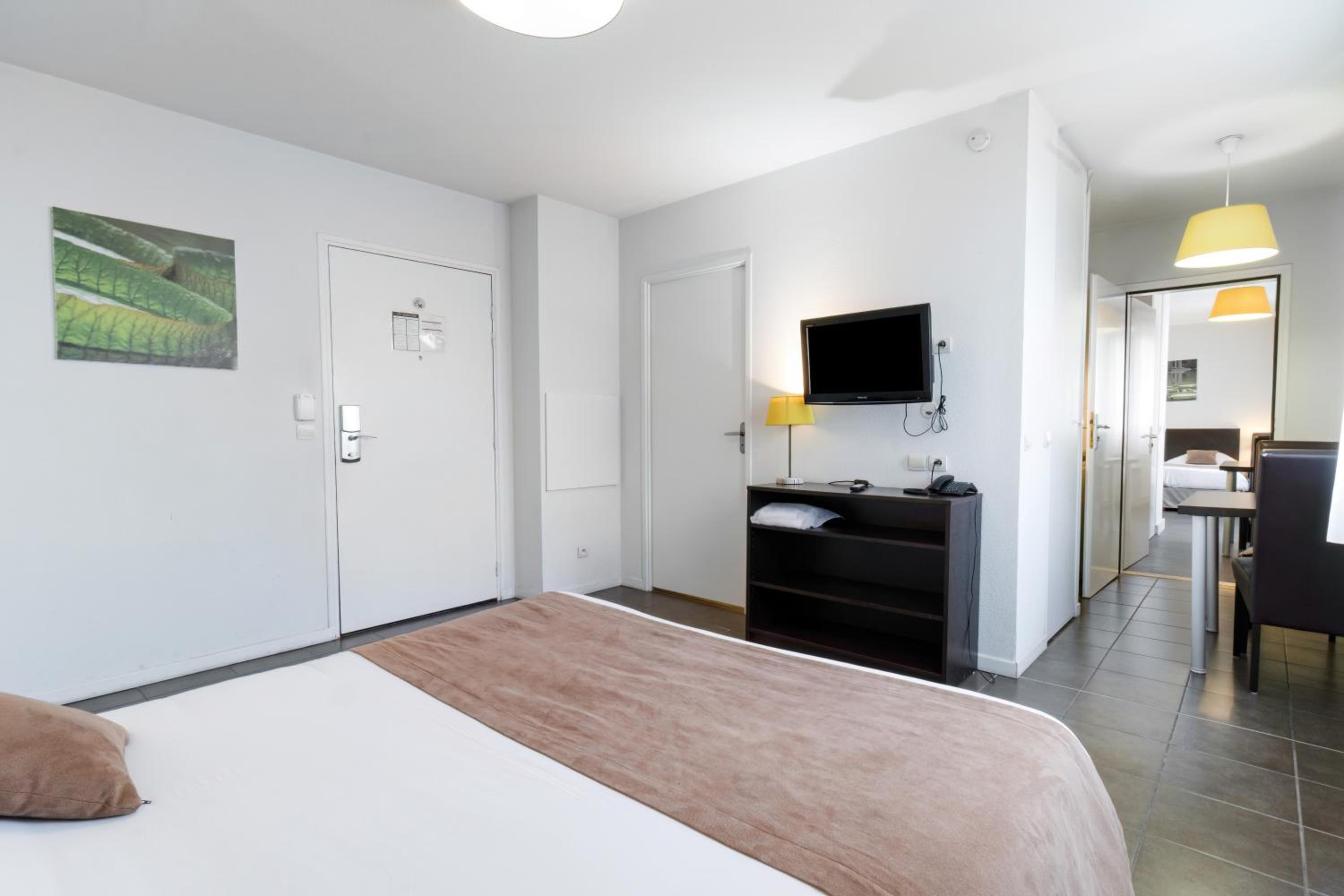 Two Connecting Studio (1-4 Adults) - Photo 1