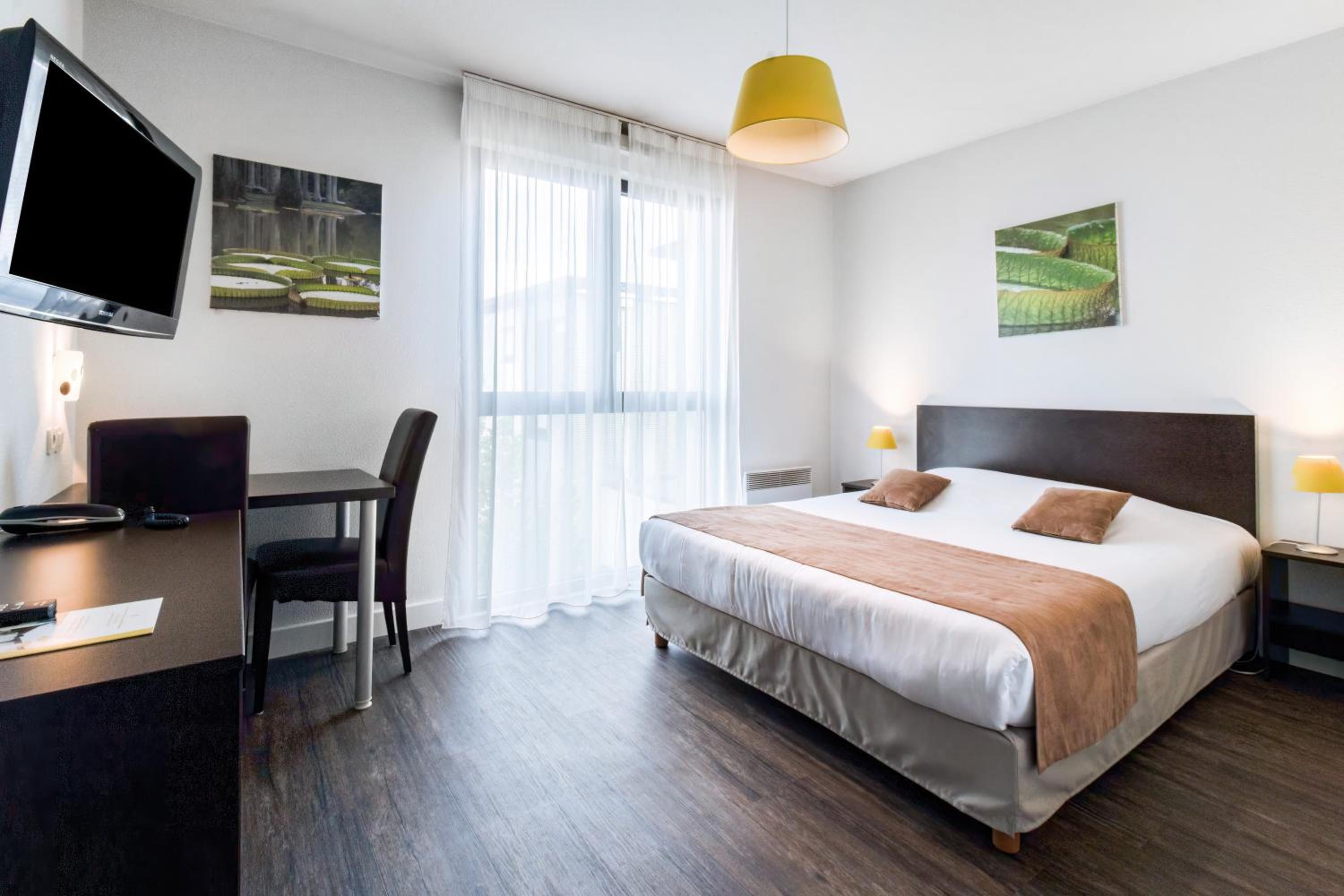 Studio (1-2 Adults) with Double Bed - Photo 1