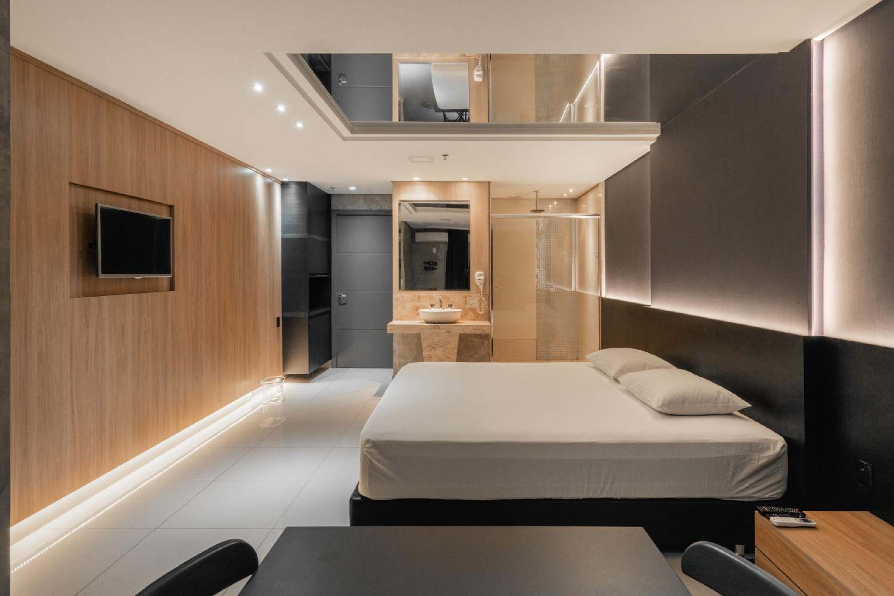 Suite - Photo 1