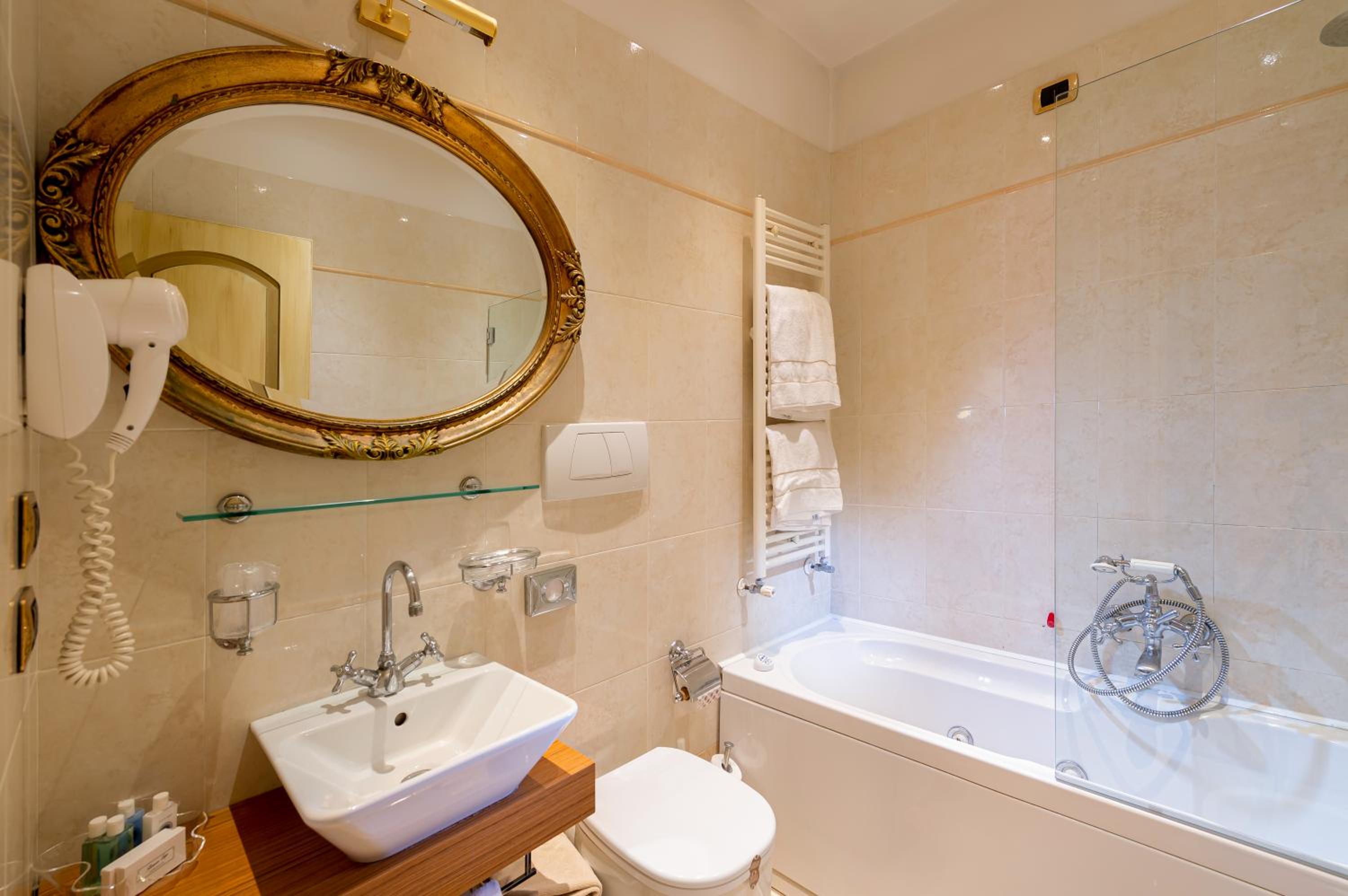 Superior Double Room thumbnail 5