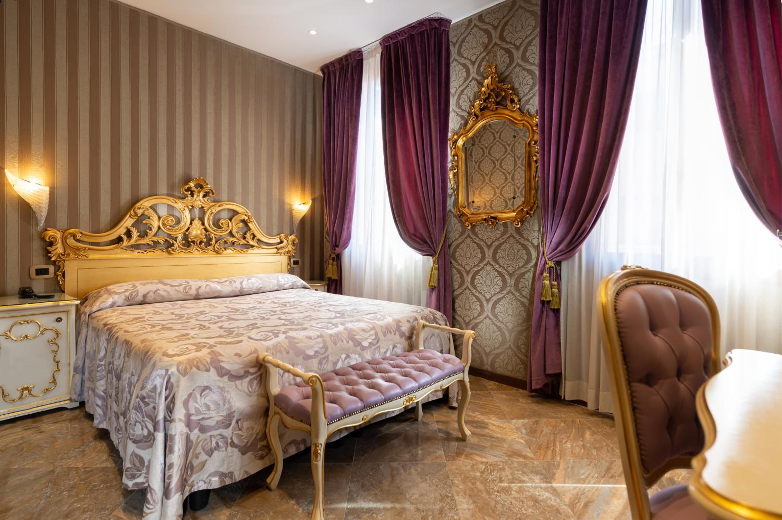 Superior Double Room thumbnail 5
