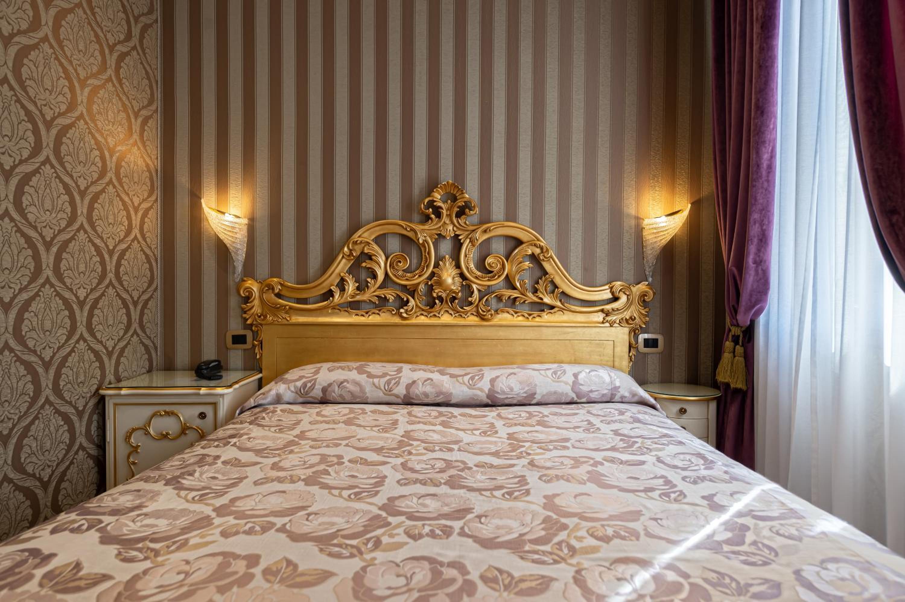 Superior Double Room thumbnail 6