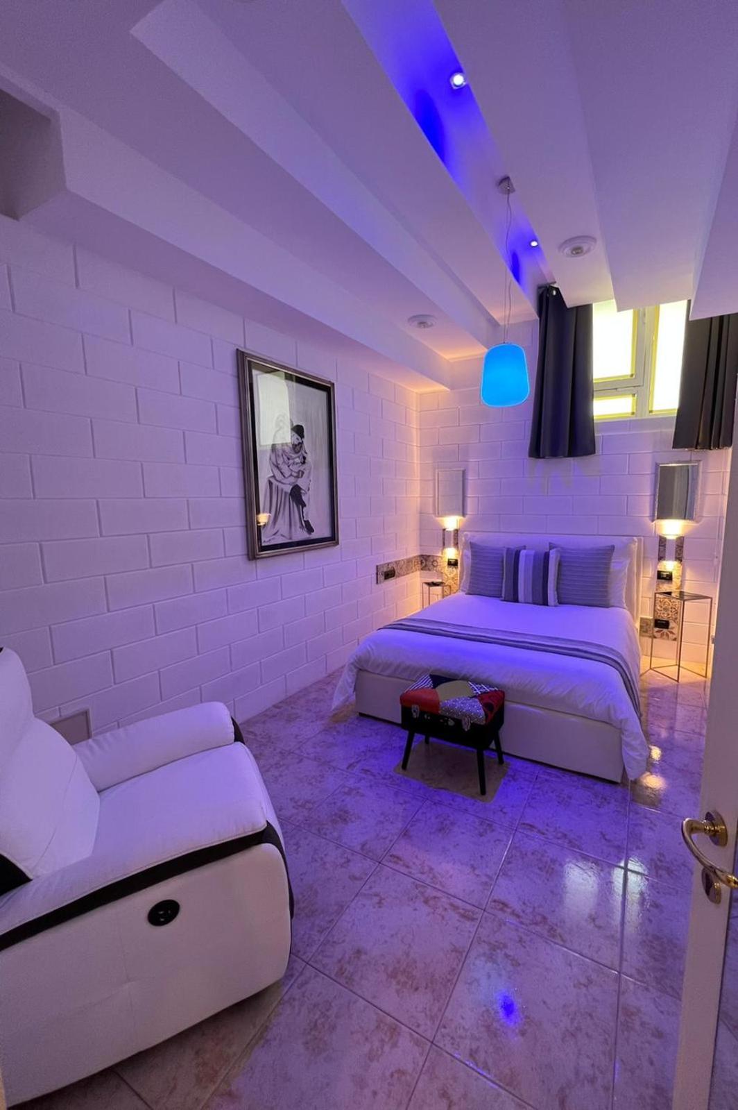 Queen Suite with Spa Bath - Photo 4