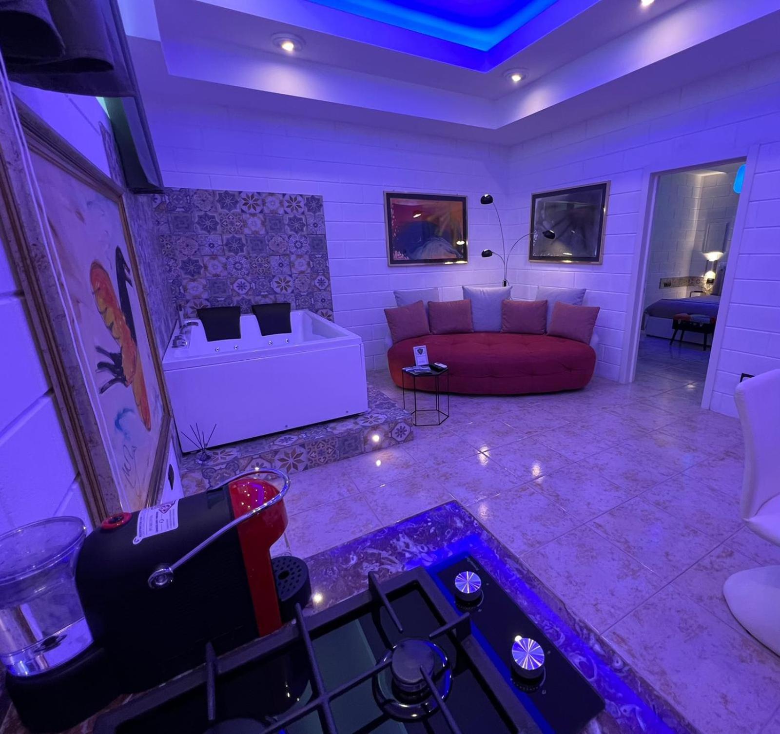 Queen Suite with Spa Bath - Photo 10