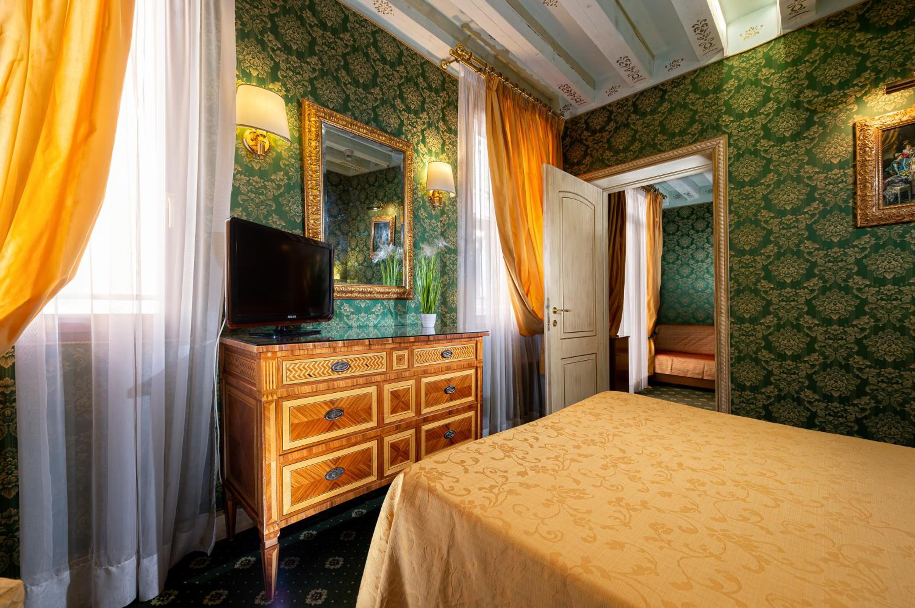 Triple Room thumbnail 5