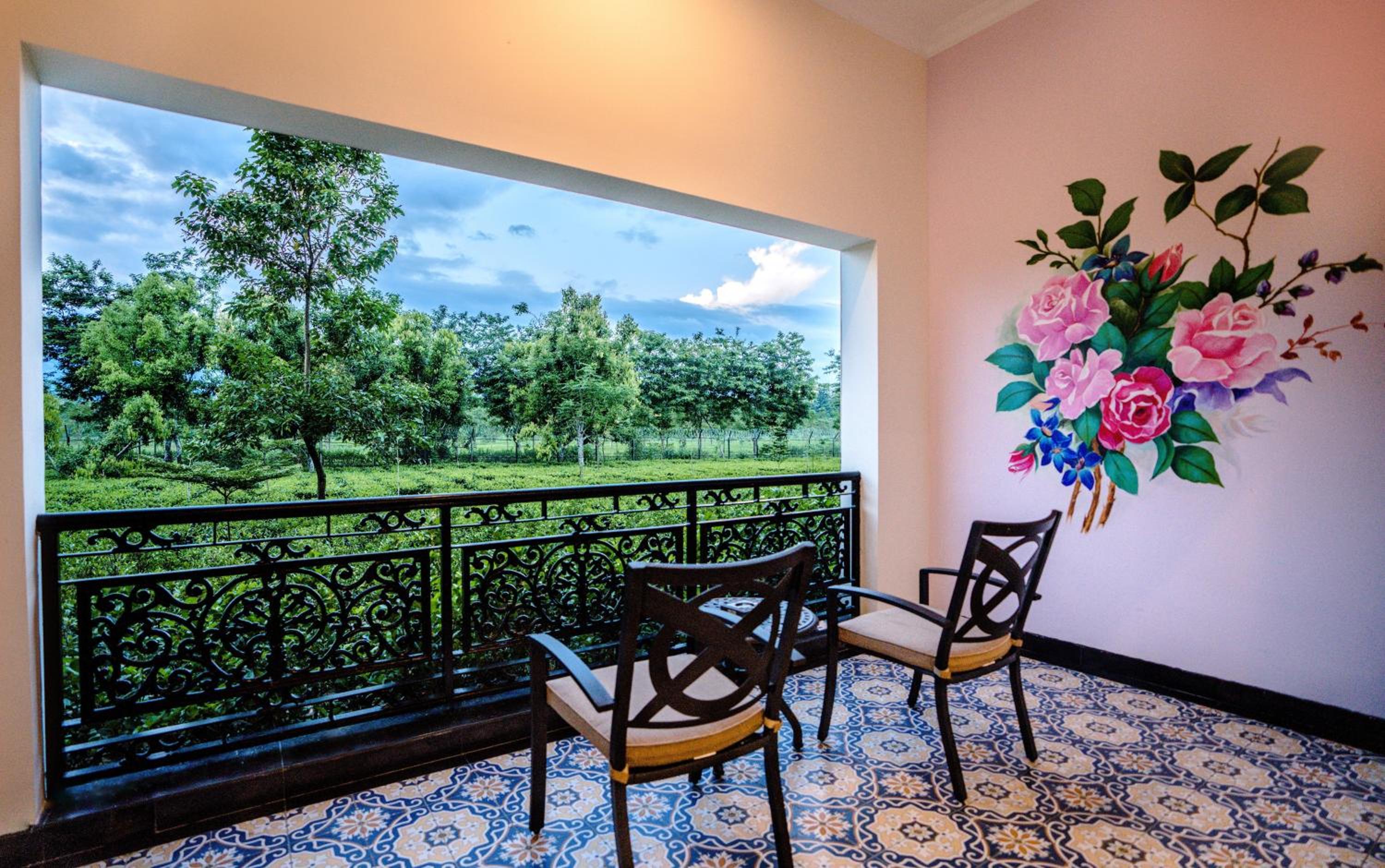 JUNGLE VIEW ROOMS - 10% Discount on Foods & Soft Beverages* | 15% Discounts on Laundry Services* | INR 500 spa credit during your stay on selective Massage services. TnC Apply.* | Free Minibar - 2 cans of soft Beverages (Once on Arrival) - Photo 4