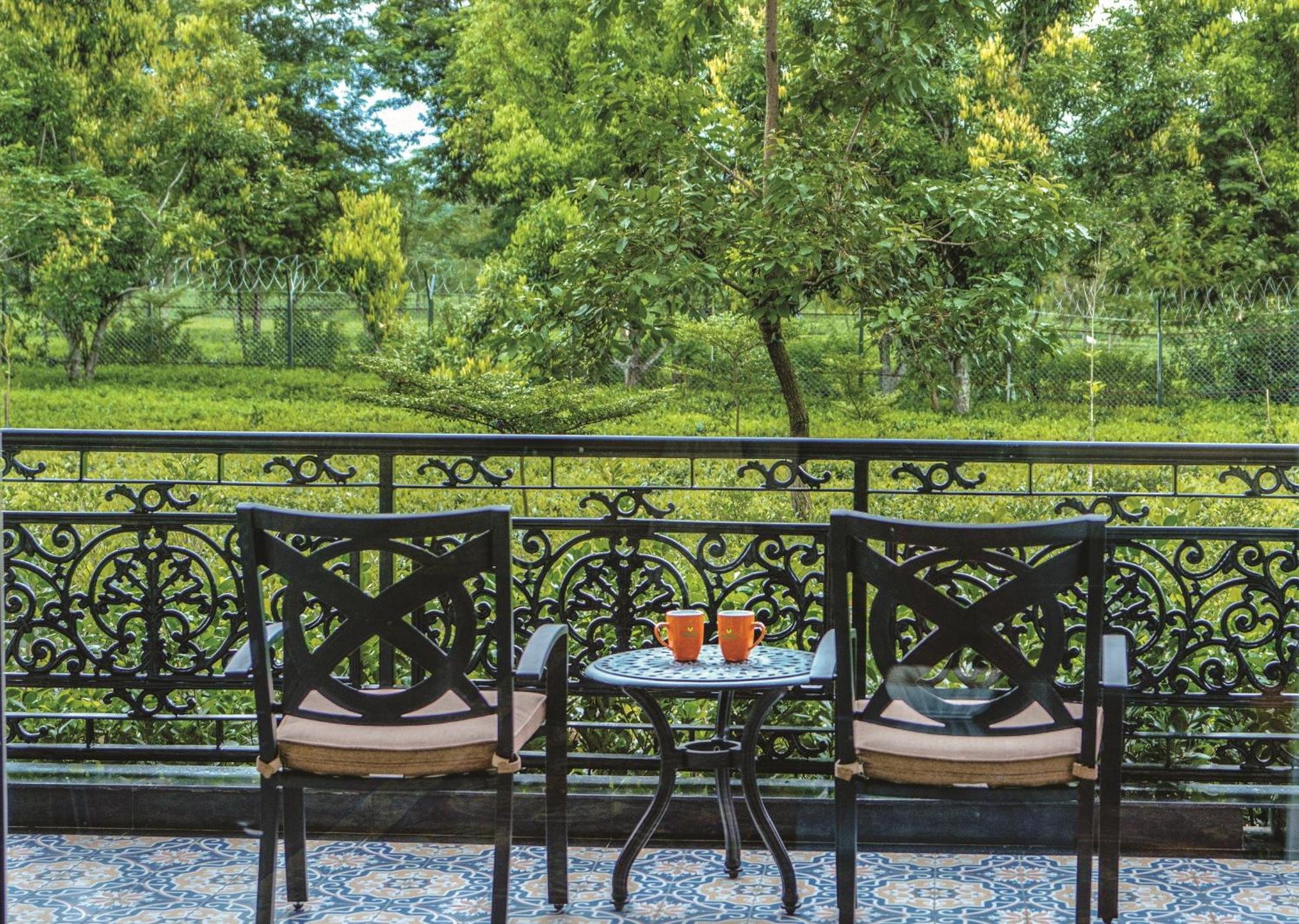 Heritage Room - 10% Discount on Foods & Soft Beverages* | 15% Discounts on Laundry Services* | INR 500 spa credit during your stay on selective Massage services. TnC Apply.* | Free Minibar - 2 cans of soft Beverages (Once on Arrival) - Photo 4
