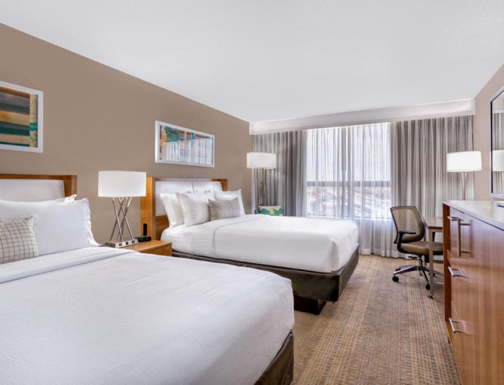 Standard Queen Room with Two Queen Beds - Photo 5