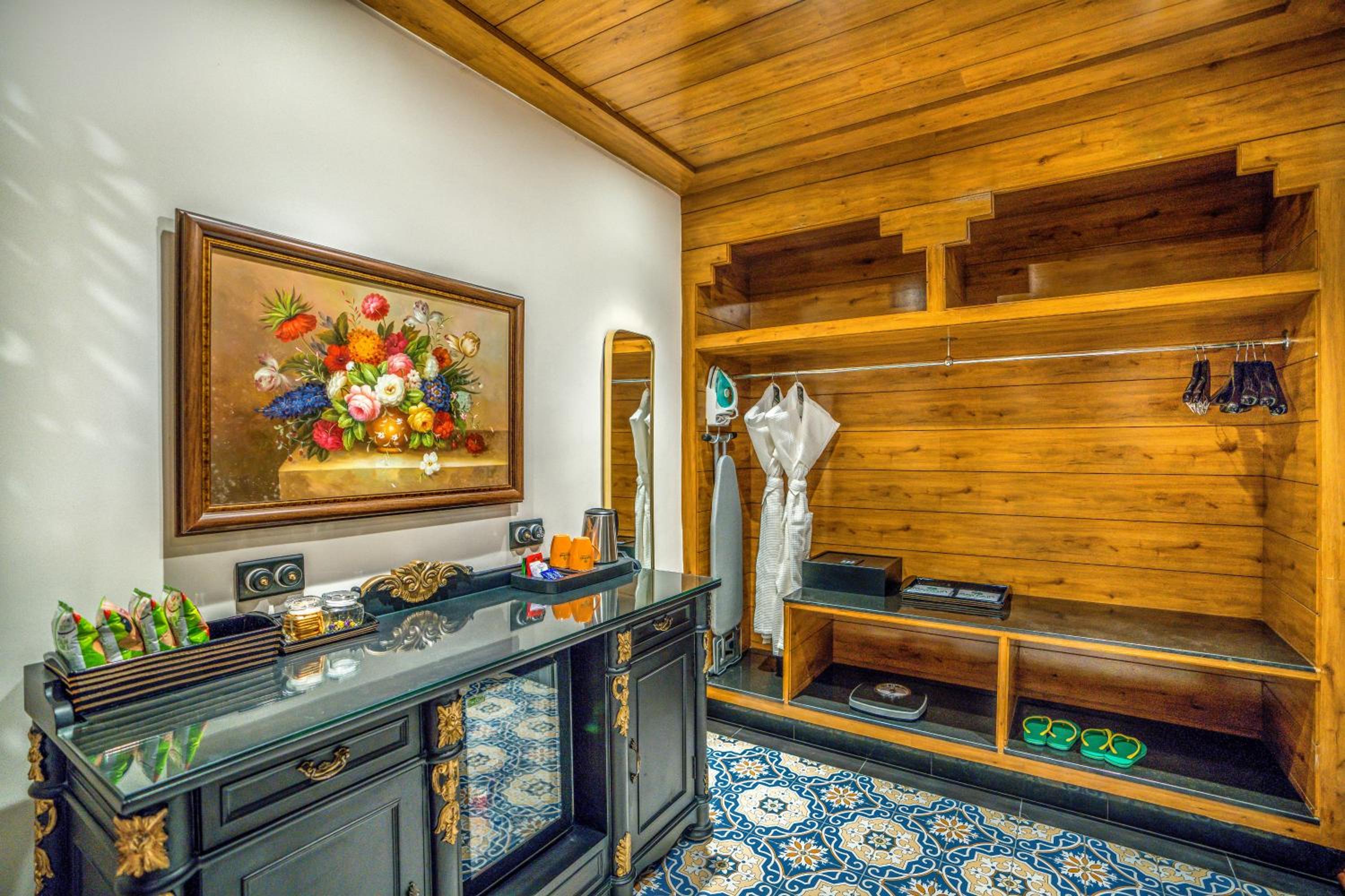 Heritage Room - 10% Discount on Foods & Soft Beverages* | 15% Discounts on Laundry Services* | INR 500 spa credit during your stay on selective Massage services. TnC Apply.* | Free Minibar - 2 cans of soft Beverages (Once on Arrival) - Photo 3